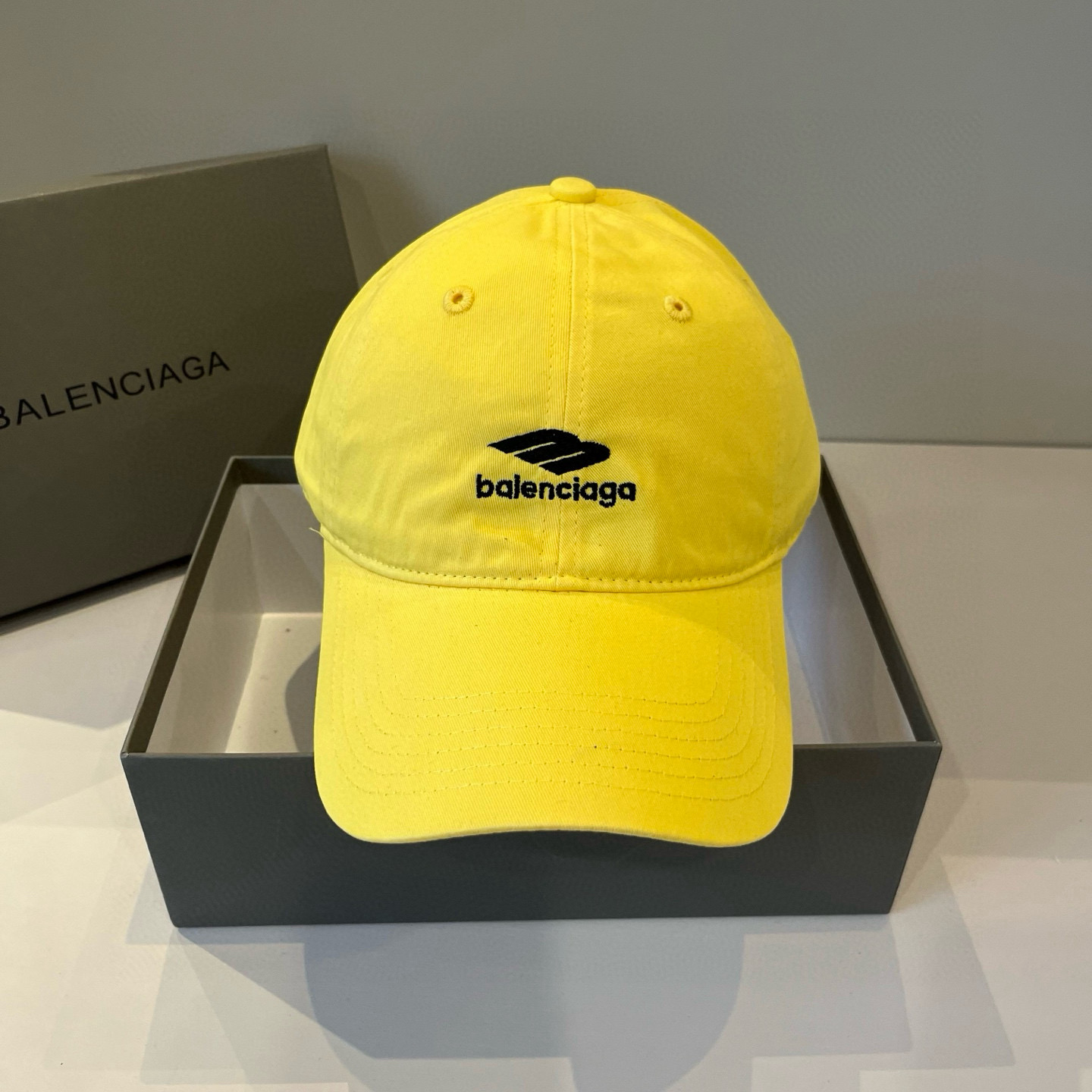  BALENCIAGA巴黎世家新款logo棒球帽，很酷的色系，男女佩戴都有不同style，第一批抢先出货