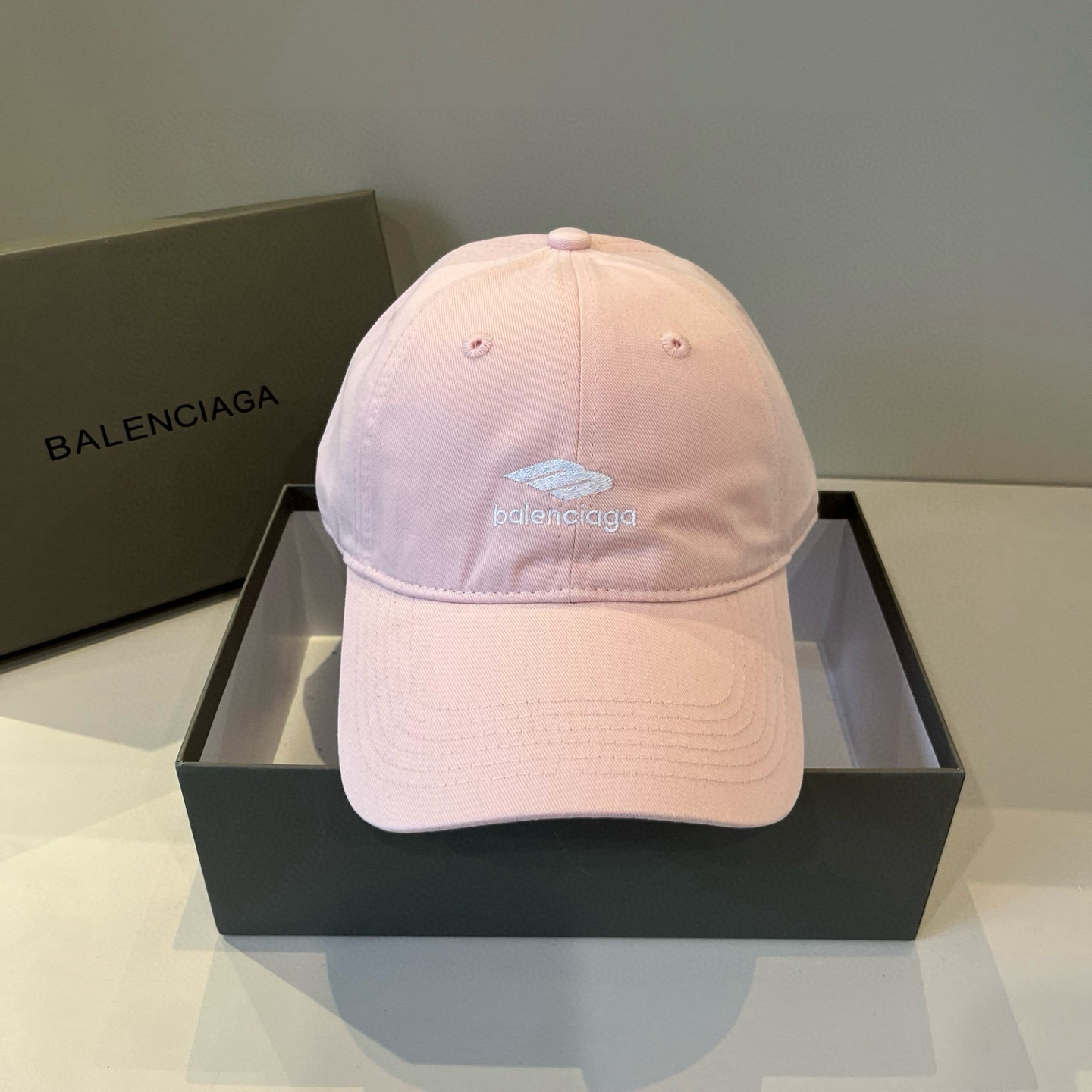  BALENCIAGA巴黎世家新款logo棒球帽，很酷的色系，男女佩戴都有不同style，第一批抢先出货