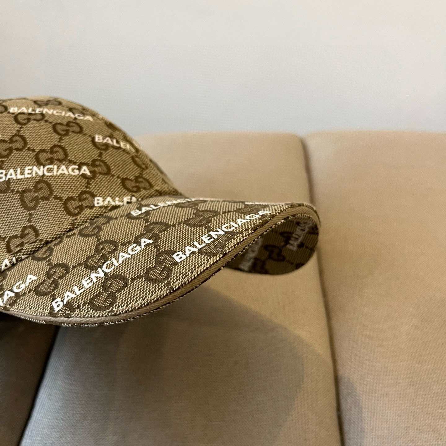  BALENCIAGA巴黎世家新款logo棒球帽，很酷的色系，男女佩戴都有不同style，第一批抢先出货