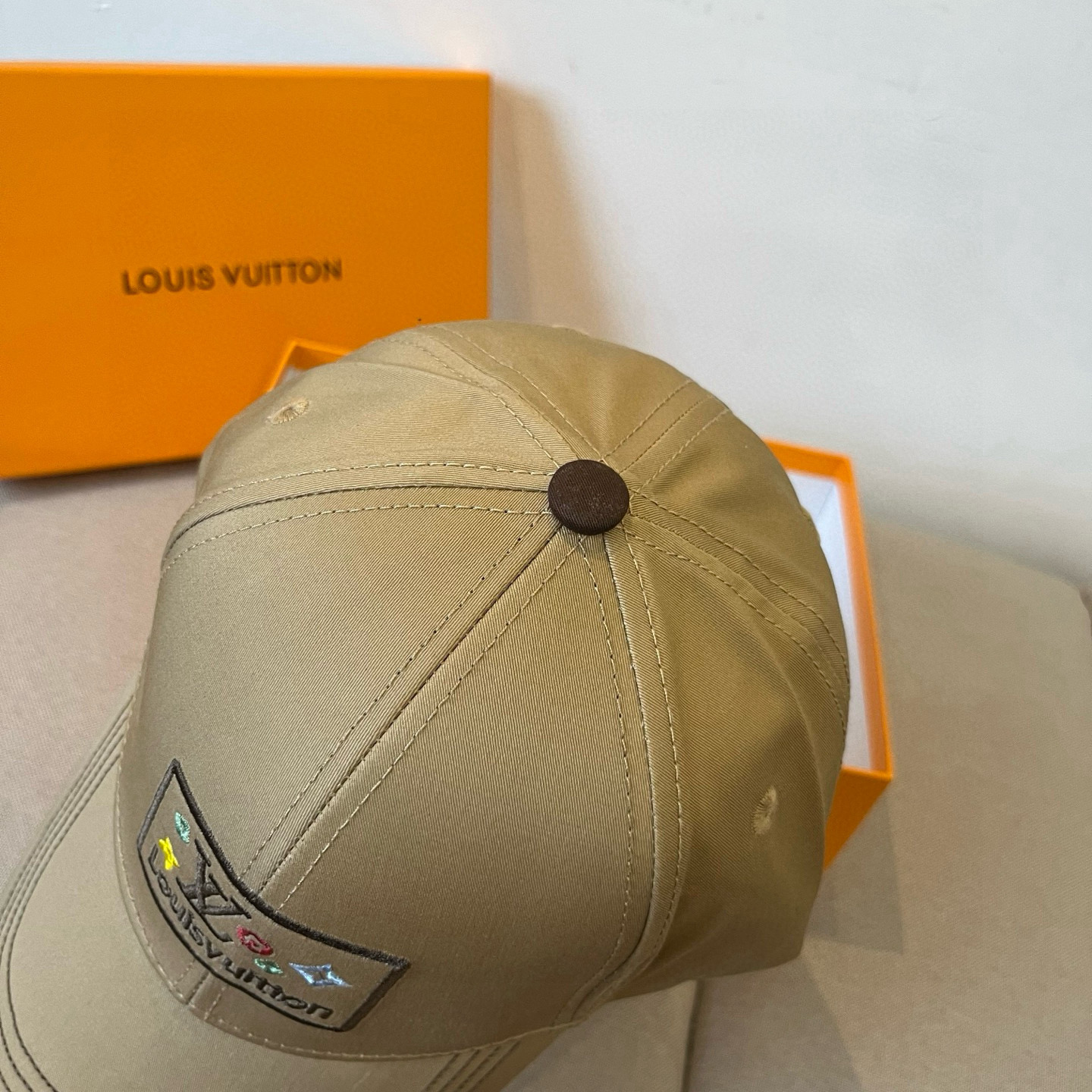 🧢路易威登棒球帽 LouisVuitton😍新款LV棒球帽，重工打造♥️高端大气，百搭款🤗男女通用！跑量