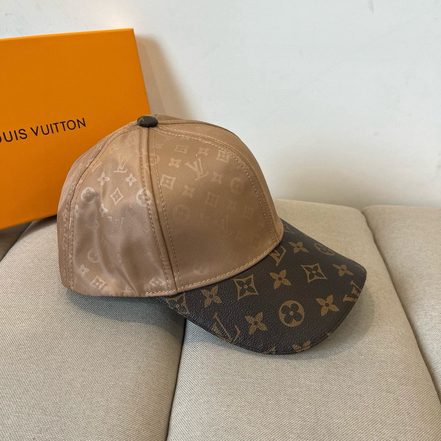 🧢路易威登棒球帽 LouisVuitton😍新款LV棒球帽，重工打造♥️高端大气，百搭款🤗男女通用！跑量