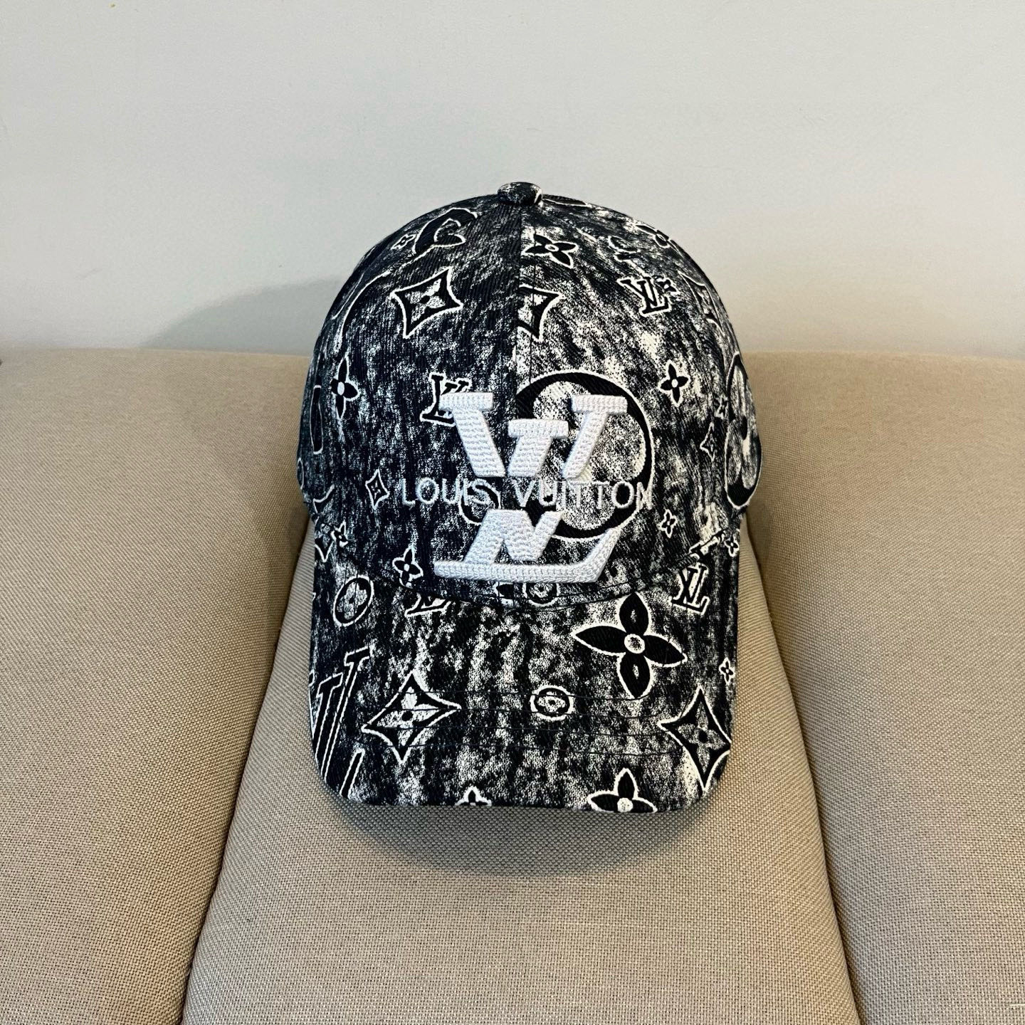 🧢路易威登棒球帽 LouisVuitton😍新款LV棒球帽，重工打造♥️高端大气，百搭款🤗男女通用！跑量