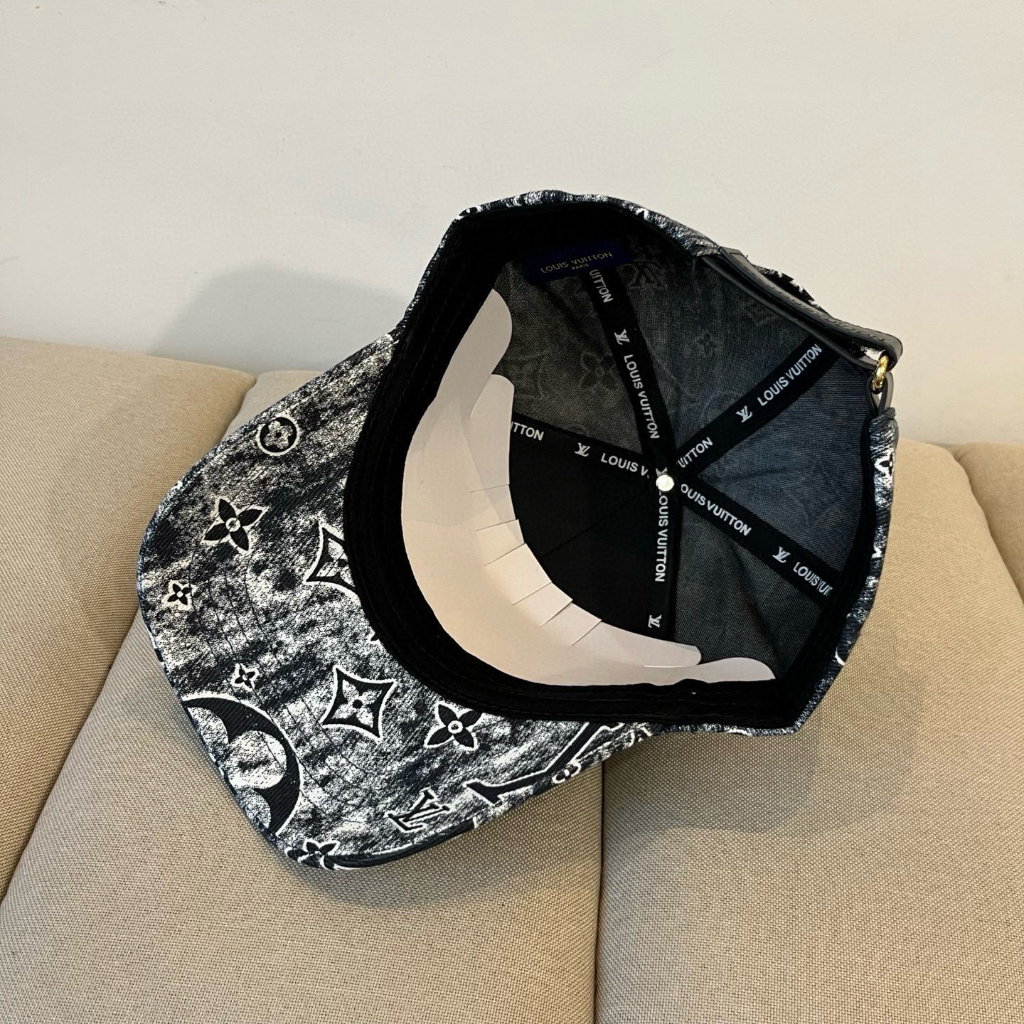 🧢路易威登棒球帽 LouisVuitton😍新款LV棒球帽，重工打造♥️高端大气，百搭款🤗男女通用！跑量