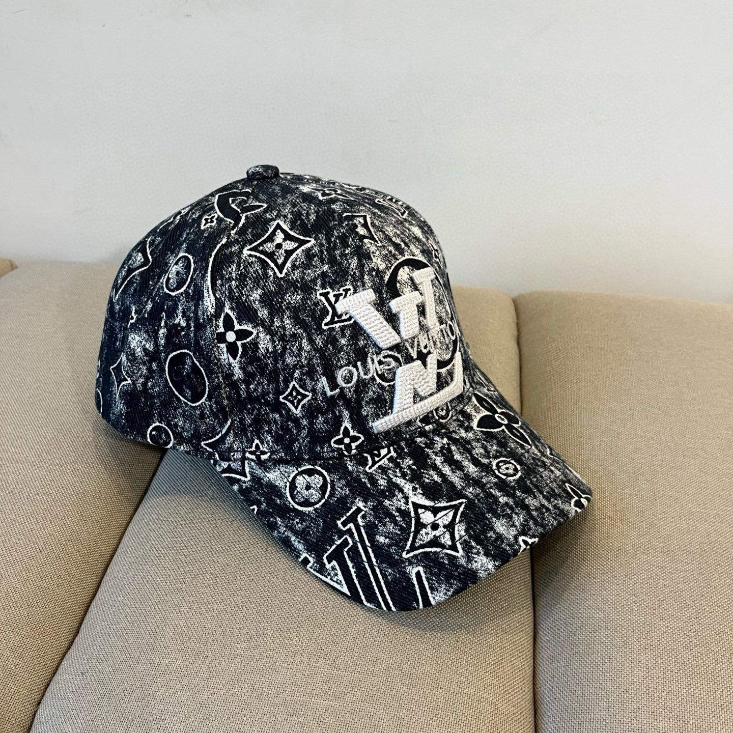 🧢路易威登棒球帽 LouisVuitton😍新款LV棒球帽，重工打造♥️高端大气，百搭款🤗男女通用！跑量