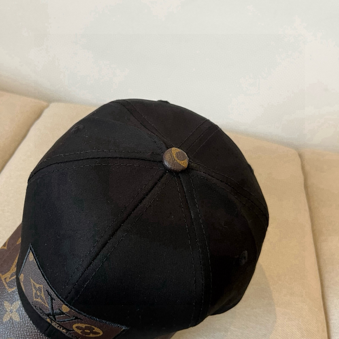 🧢路易威登棒球帽 LouisVuitton😍新款LV棒球帽，重工打造♥️高端大气，百搭款🤗男女通用！跑量