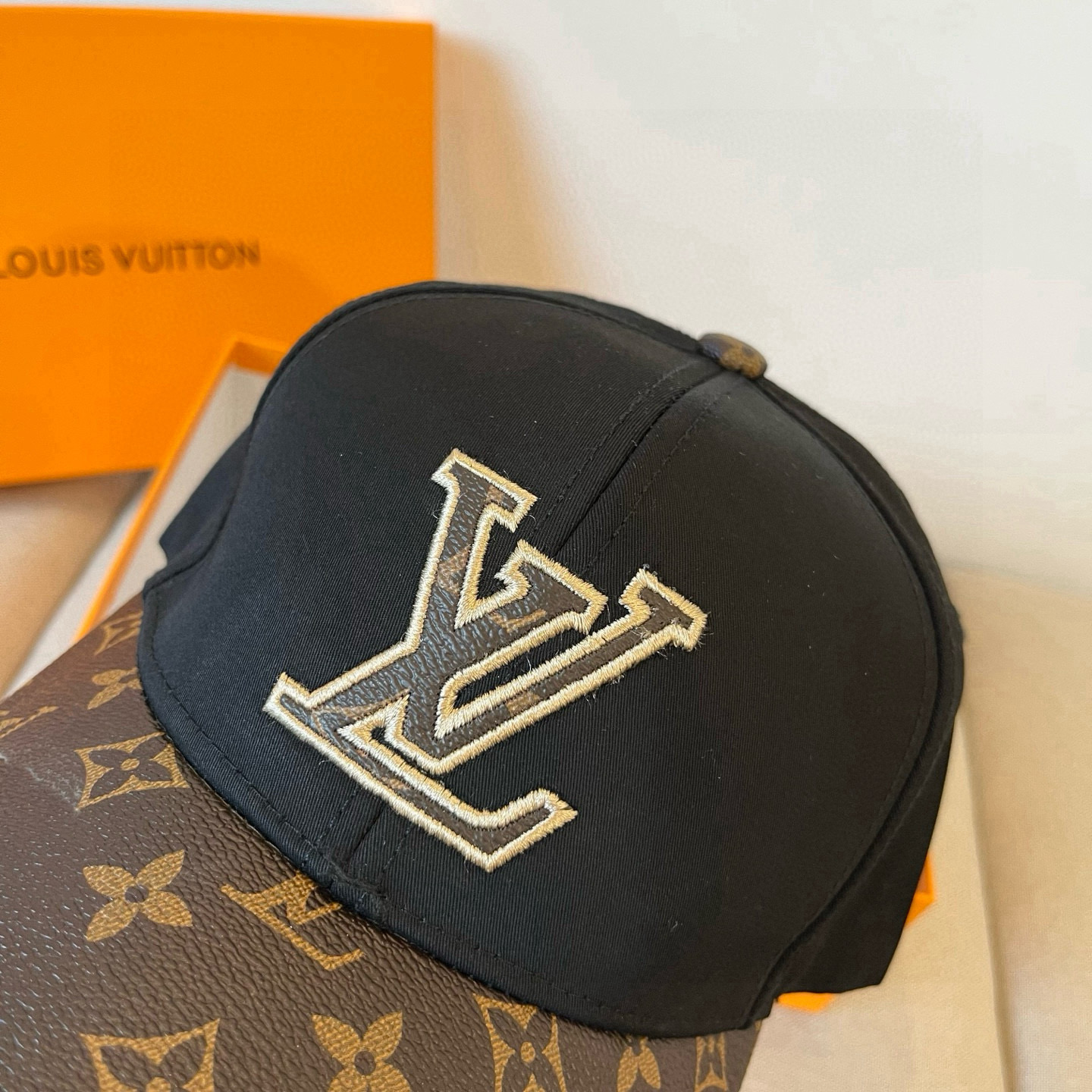 🧢路易威登棒球帽 LouisVuitton😍新款LV棒球帽，重工打造♥️高端大气，百搭款🤗男女通用！跑量