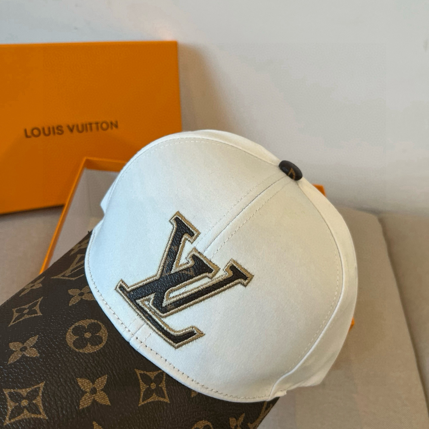 🧢路易威登棒球帽 LouisVuitton😍新款LV棒球帽，重工打造♥️高端大气，百搭款🤗男女通用！跑量