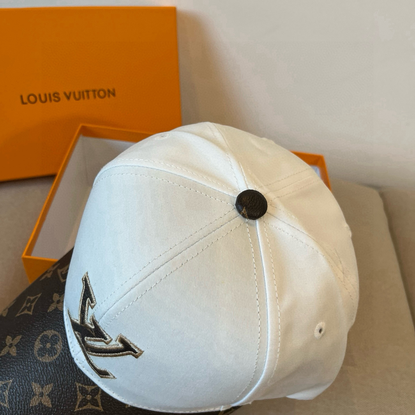 🧢路易威登棒球帽 LouisVuitton😍新款LV棒球帽，重工打造♥️高端大气，百搭款🤗男女通用！跑量