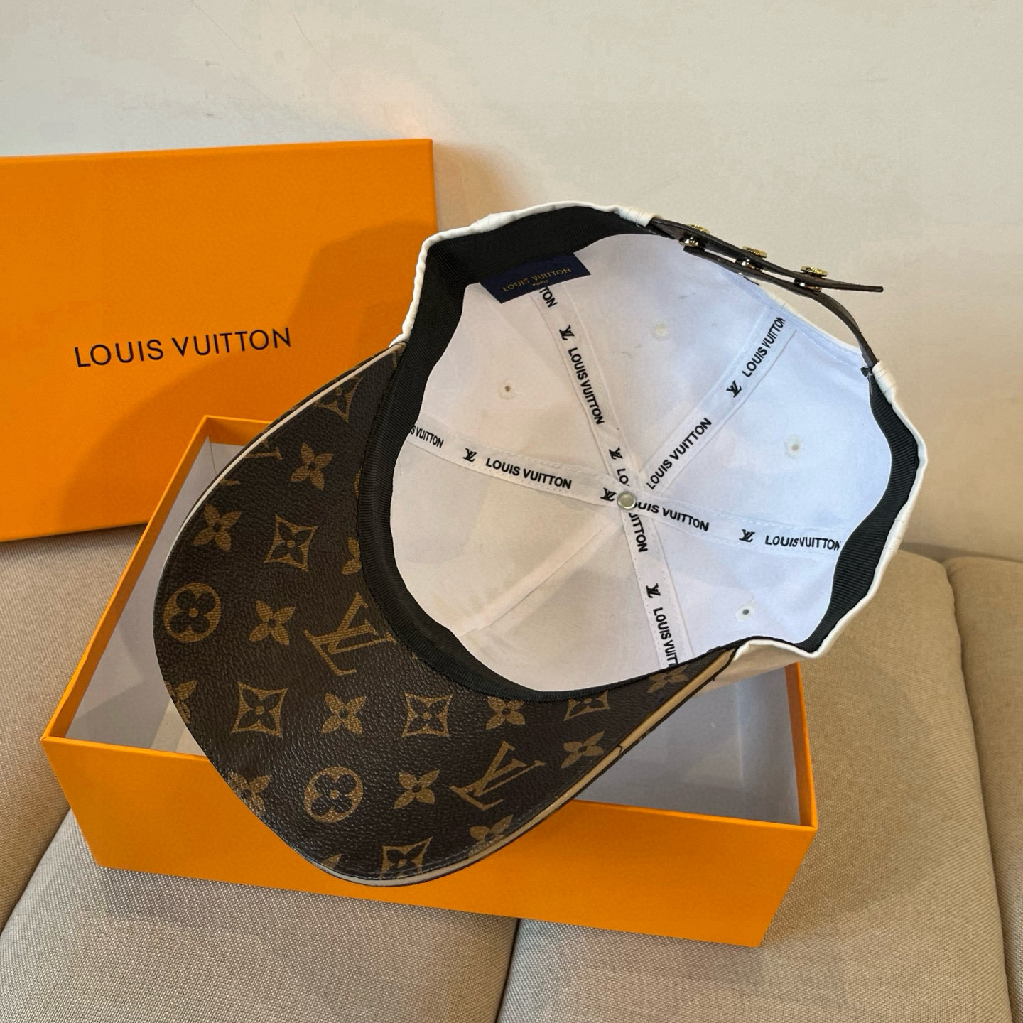 🧢路易威登棒球帽 LouisVuitton😍新款LV棒球帽，重工打造♥️高端大气，百搭款🤗男女通用！跑量