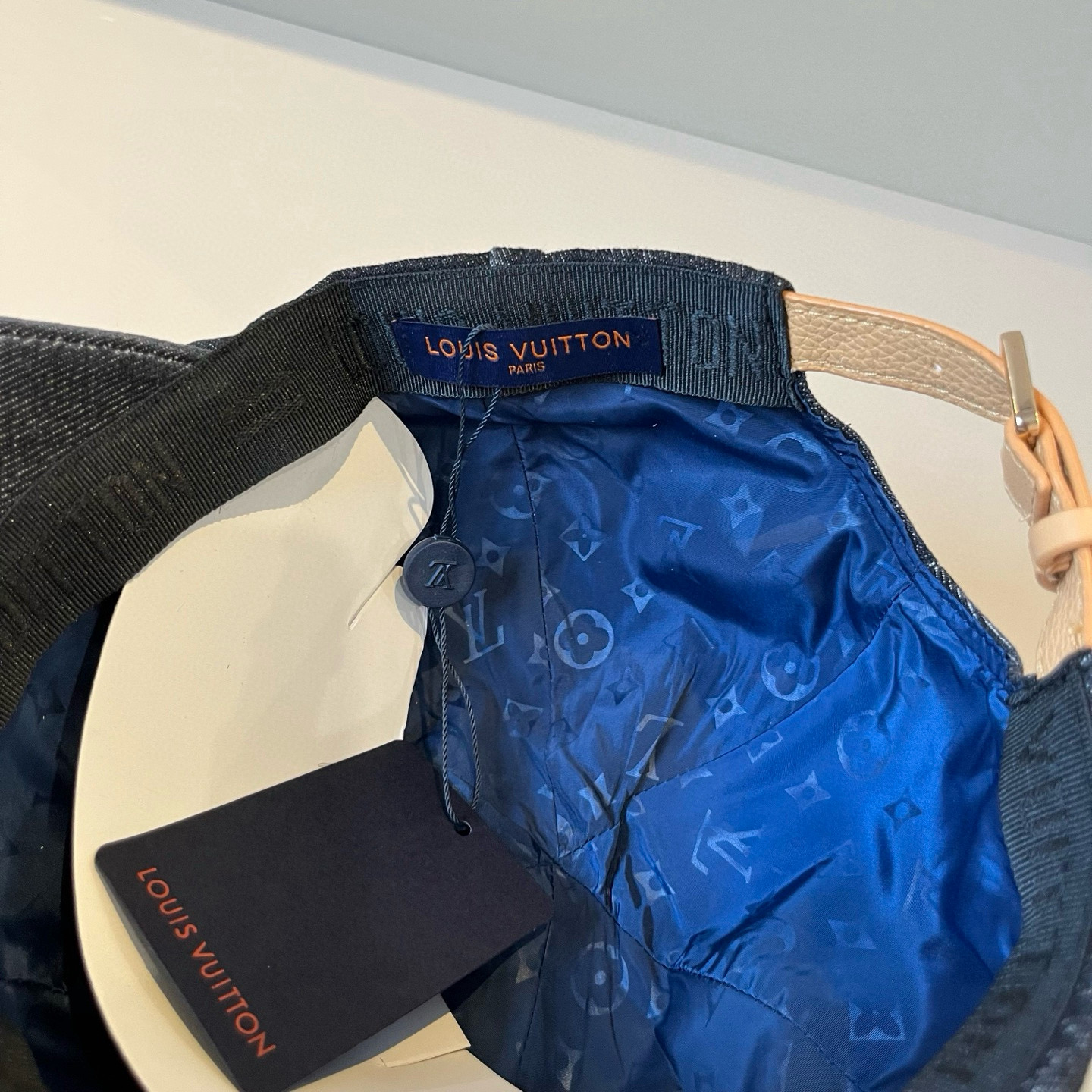 🧢路易威登棒球帽 LouisVuitton😍新款LV棒球帽，重工打造♥️高端大气，百搭款🤗男女通用！跑量