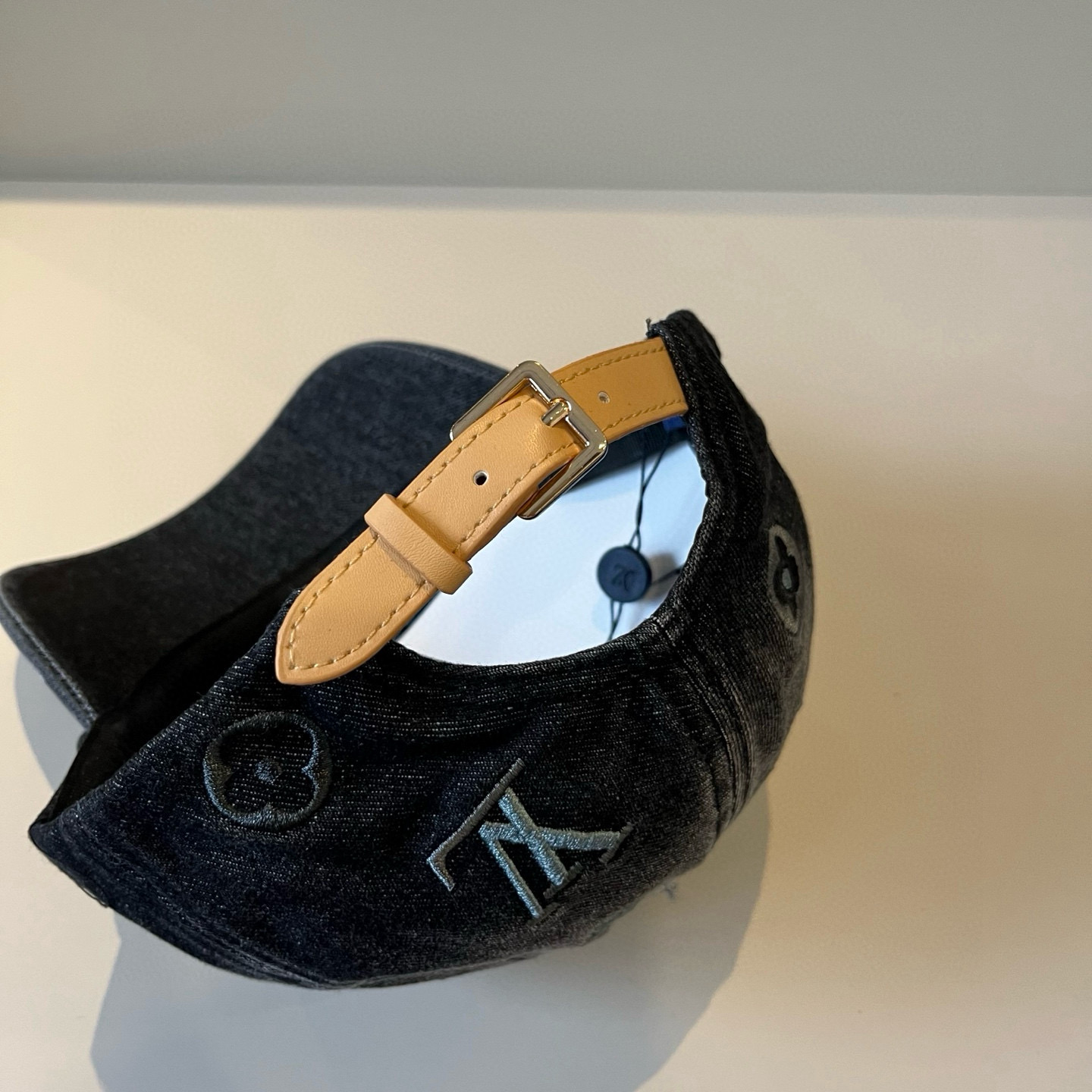 🧢路易威登棒球帽 LouisVuitton😍新款LV棒球帽，重工打造♥️高端大气，百搭款🤗男女通用！跑量