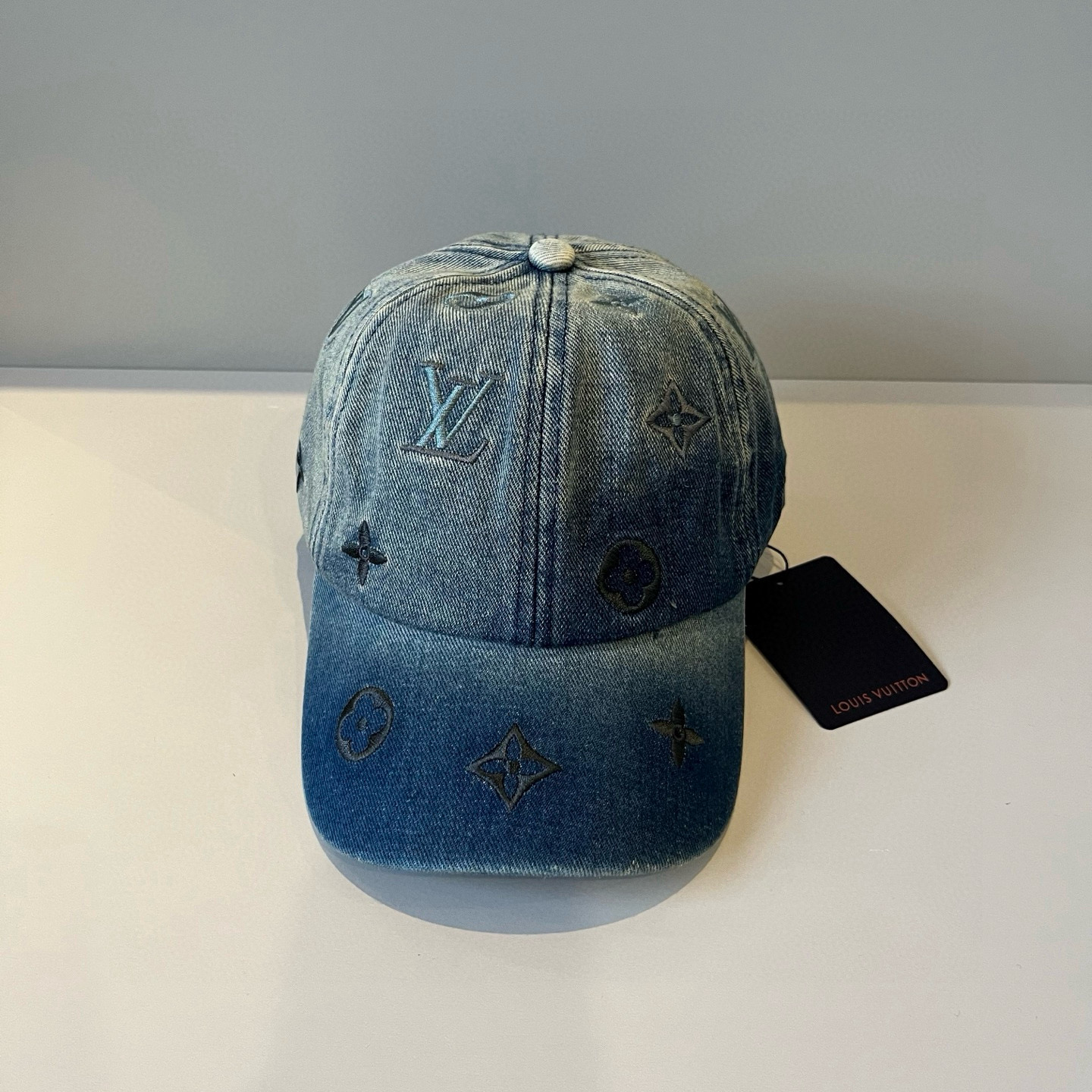 🧢路易威登棒球帽 LouisVuitton😍新款LV棒球帽，重工打造♥️高端大气，百搭款🤗男女通用！跑量