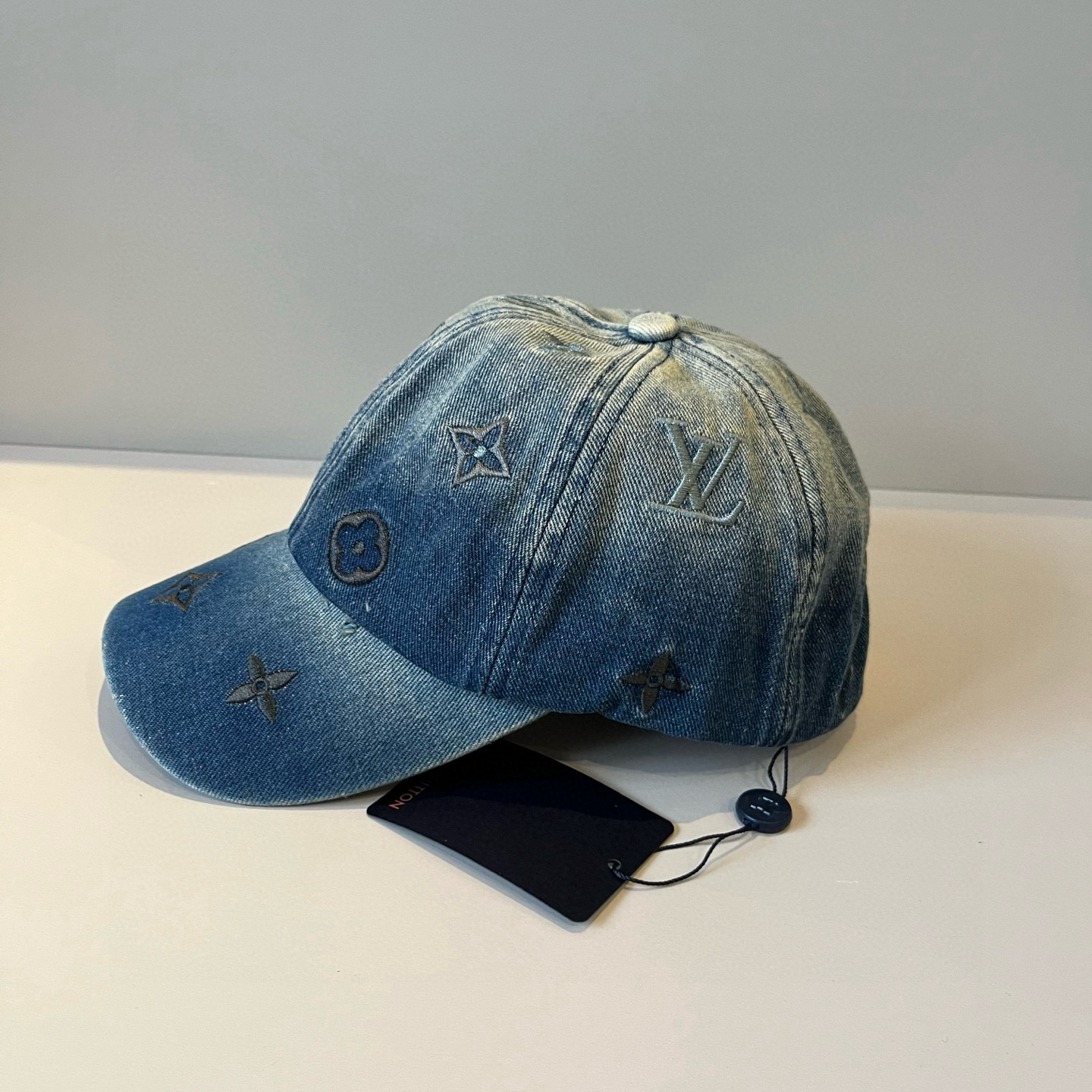 🧢路易威登棒球帽 LouisVuitton😍新款LV棒球帽，重工打造♥️高端大气，百搭款🤗男女通用！跑量