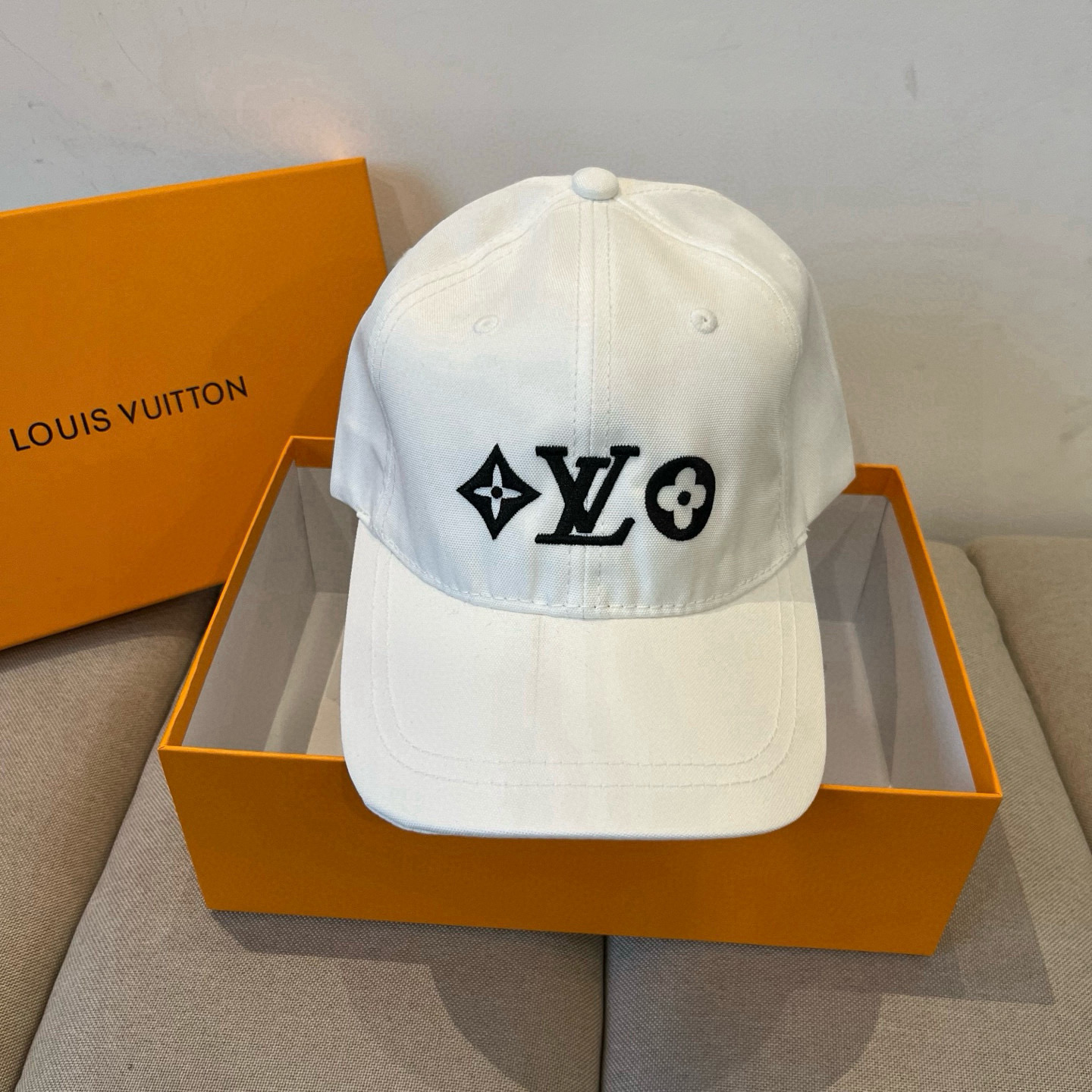 🧢路易威登棒球帽 LouisVuitton😍新款LV棒球帽，重工打造♥️高端大气，百搭款🤗男女通用！跑量