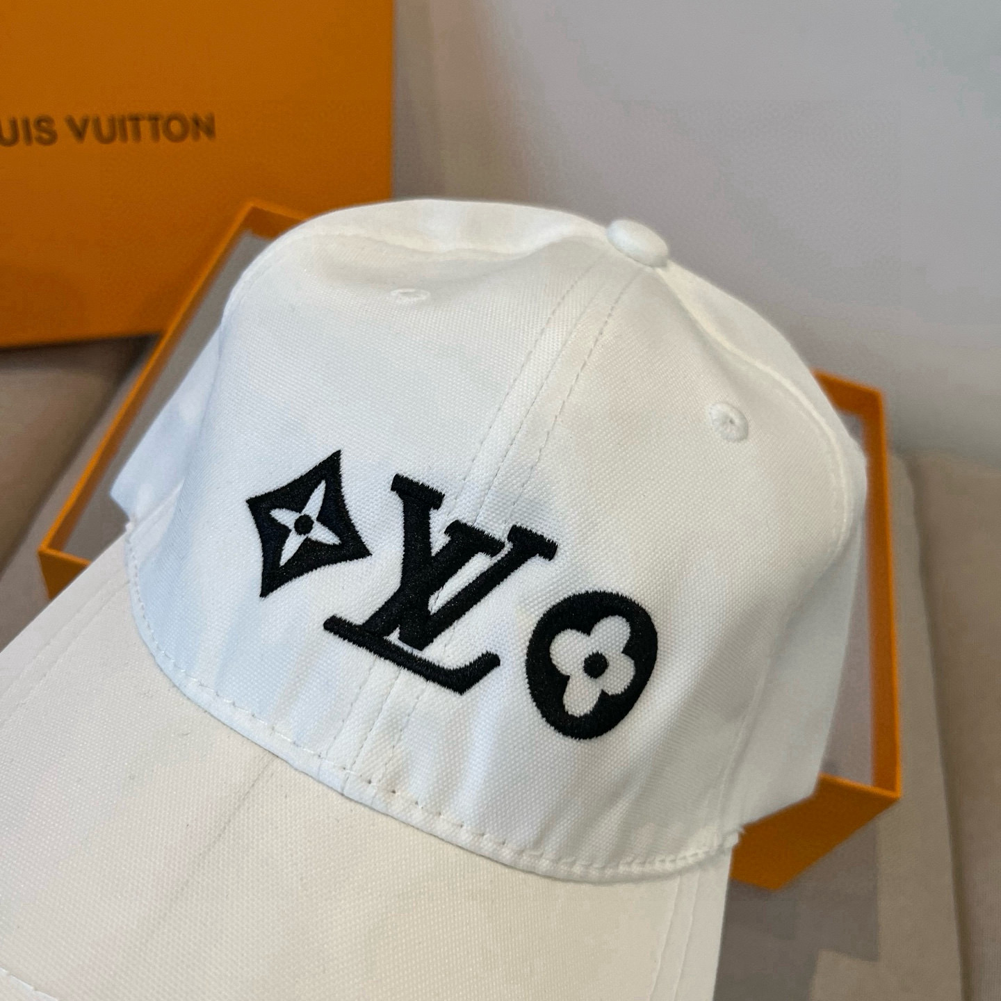 🧢路易威登棒球帽 LouisVuitton😍新款LV棒球帽，重工打造♥️高端大气，百搭款🤗男女通用！跑量