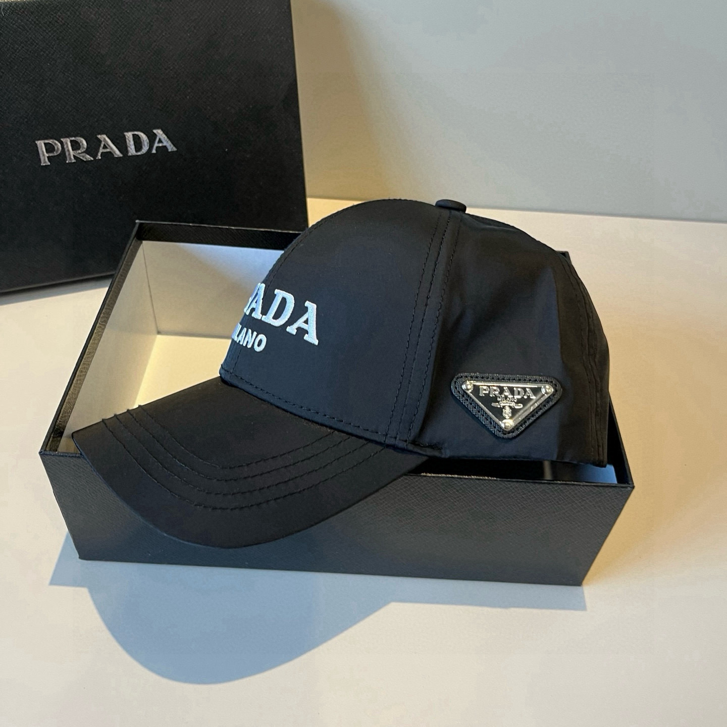 
普拉达 PRADA 新品经典棒球帽 代购版本！时尚潮流，高端做工！非一般的品质，细节看实拍哦