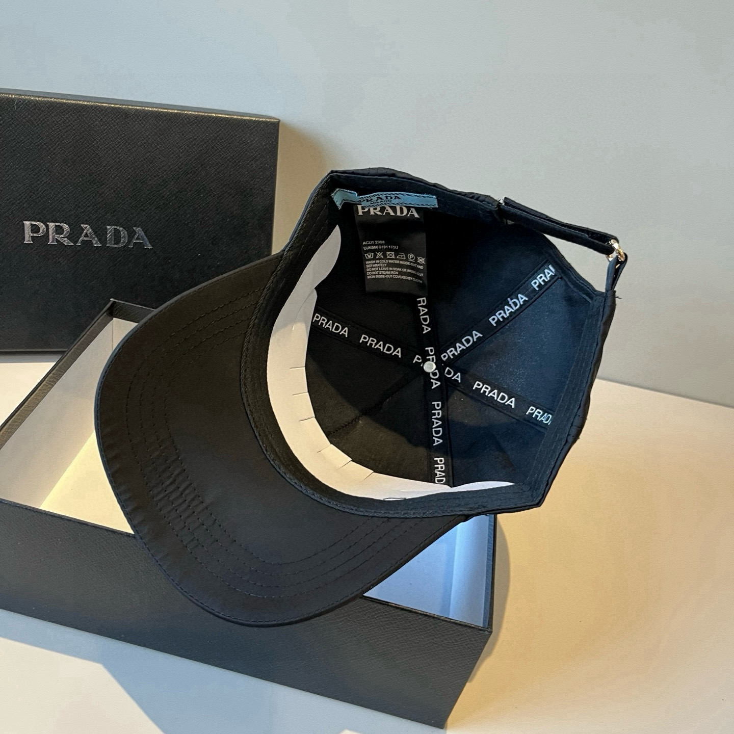 
普拉达 PRADA 新品经典棒球帽 代购版本！时尚潮流，高端做工！非一般的品质，细节看实拍哦