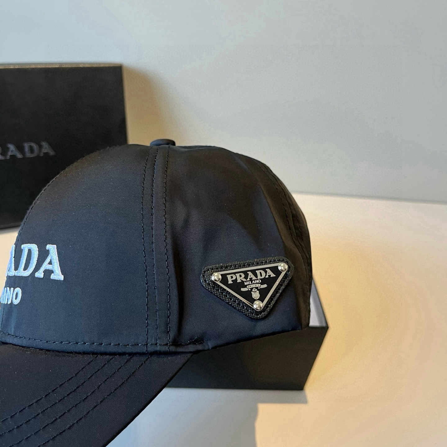 
普拉达 PRADA 新品经典棒球帽 代购版本！时尚潮流，高端做工！非一般的品质，细节看实拍哦