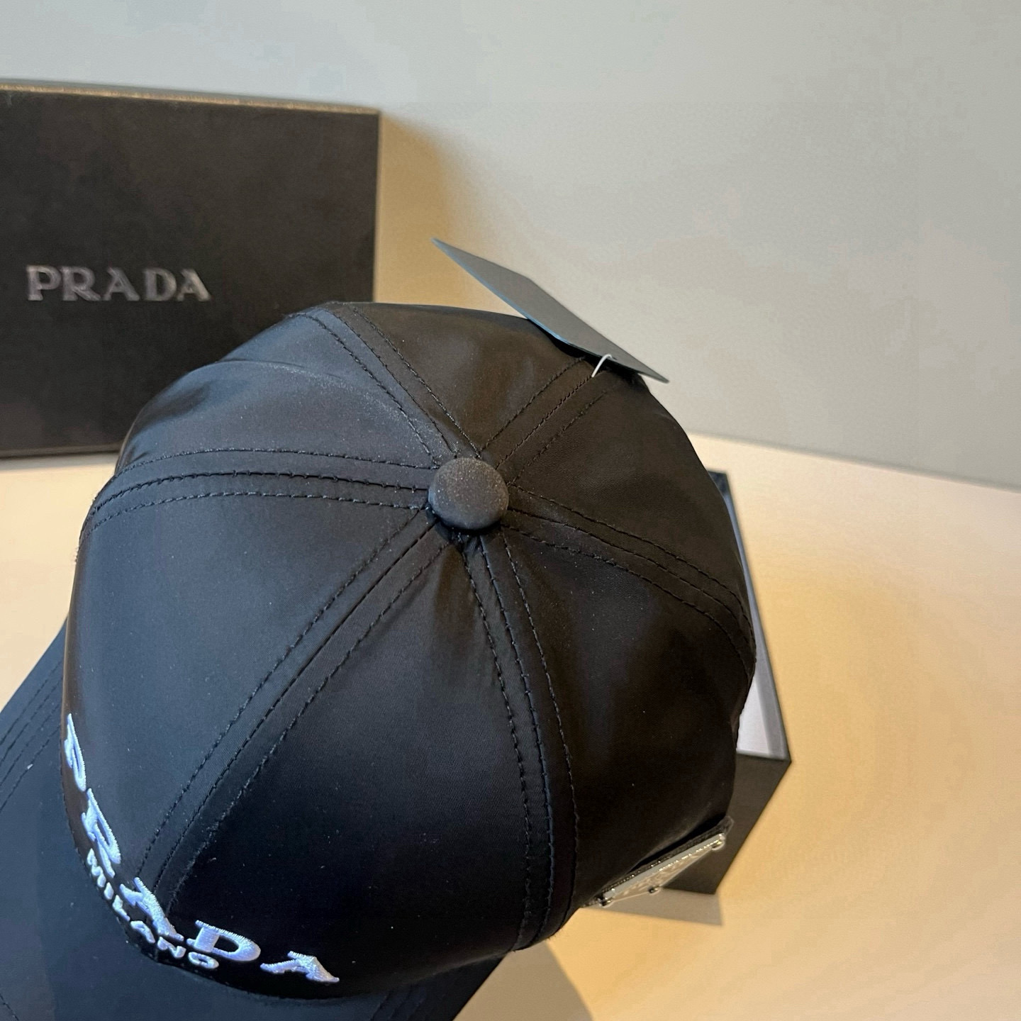 
普拉达 PRADA 新品经典棒球帽 代购版本！时尚潮流，高端做工！非一般的品质，细节看实拍哦