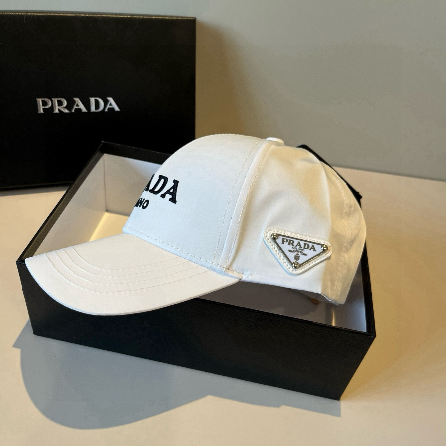 
普拉达 PRADA 新品经典棒球帽 代购版本！时尚潮流，高端做工！非一般的品质，细节看实拍哦