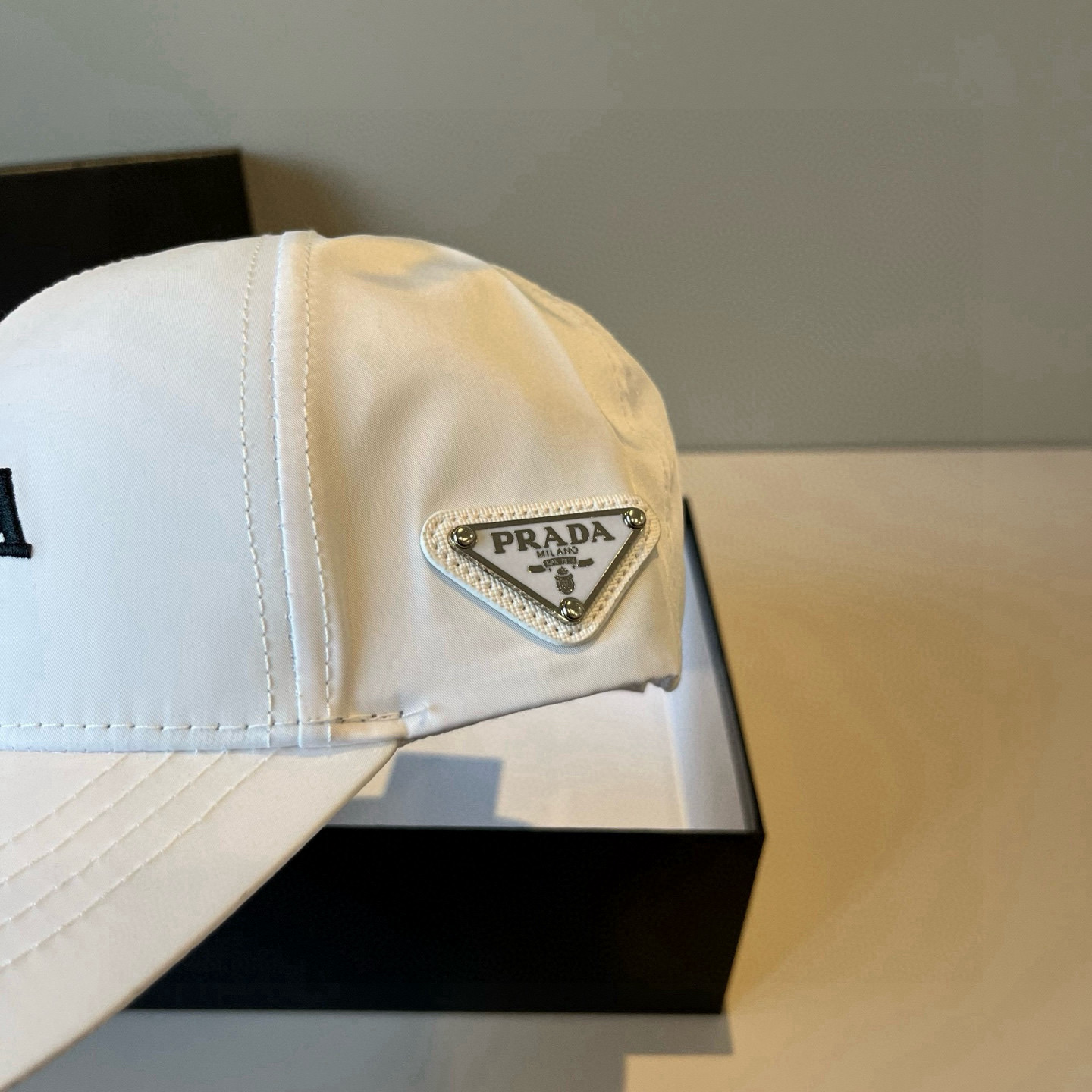 
普拉达 PRADA 新品经典棒球帽 代购版本！时尚潮流，高端做工！非一般的品质，细节看实拍哦