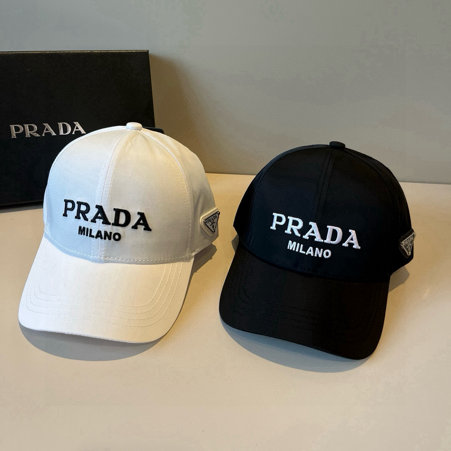 
普拉达 PRADA 新品经典棒球帽 代购版本！时尚潮流，高端做工！非一般的品质，细节看实拍哦