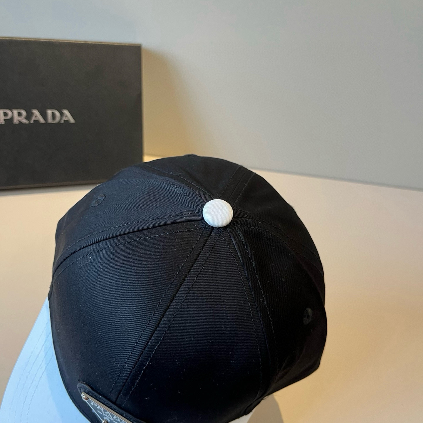 
普拉达 PRADA 新品经典棒球帽 代购版本！时尚潮流，高端做工！非一般的品质，细节看实拍哦