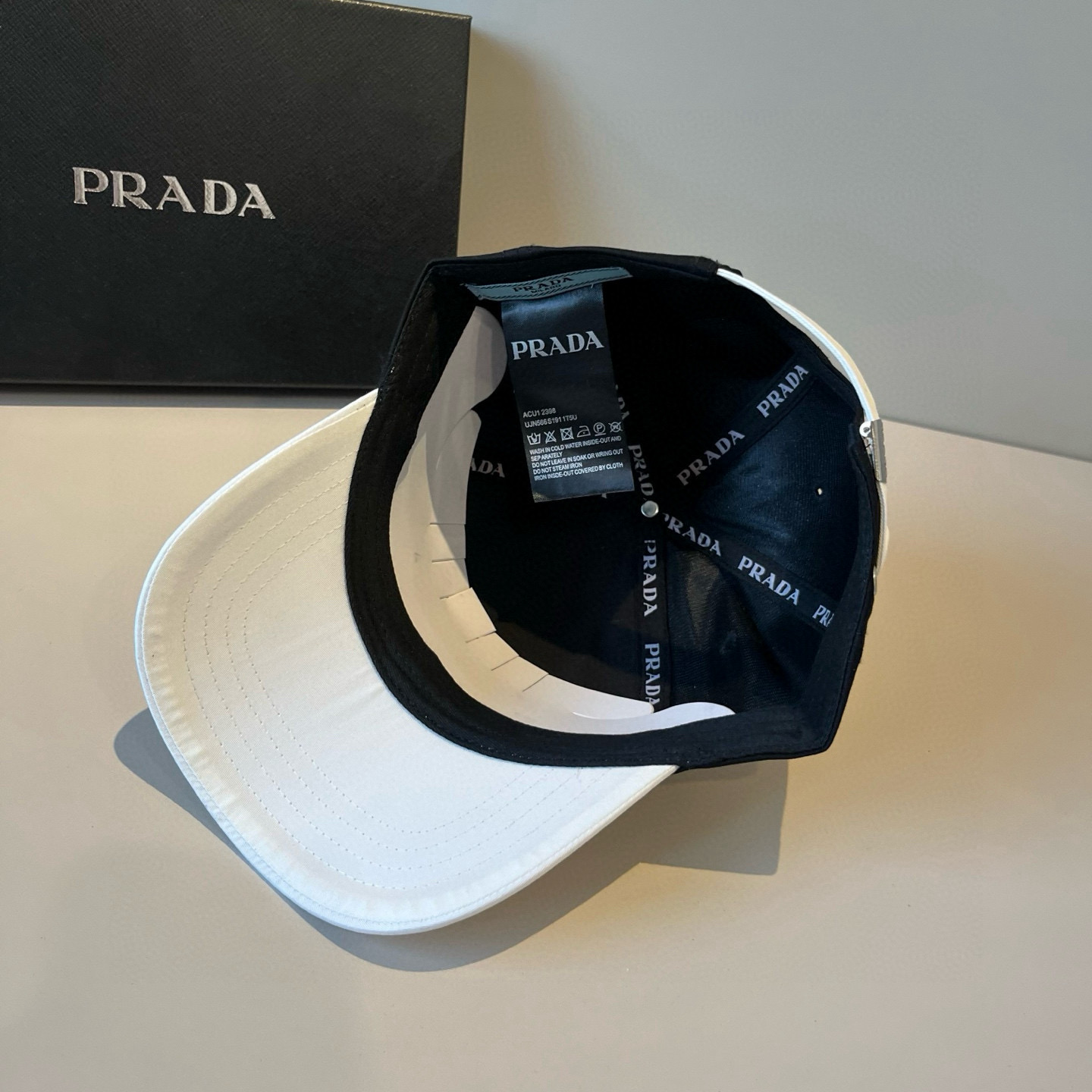
普拉达 PRADA 新品经典棒球帽 代购版本！时尚潮流，高端做工！非一般的品质，细节看实拍哦