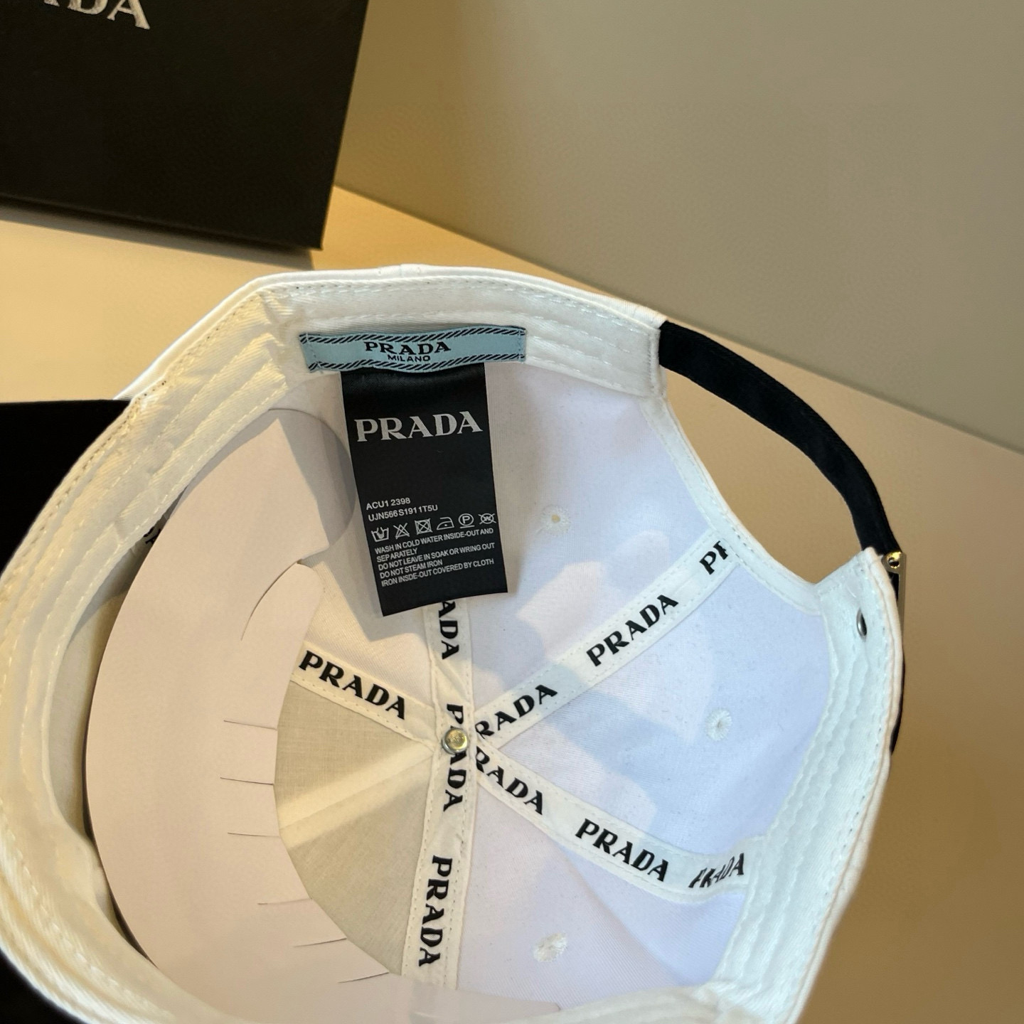 
普拉达 PRADA 新品经典棒球帽 代购版本！时尚潮流，高端做工！非一般的品质，细节看实拍哦