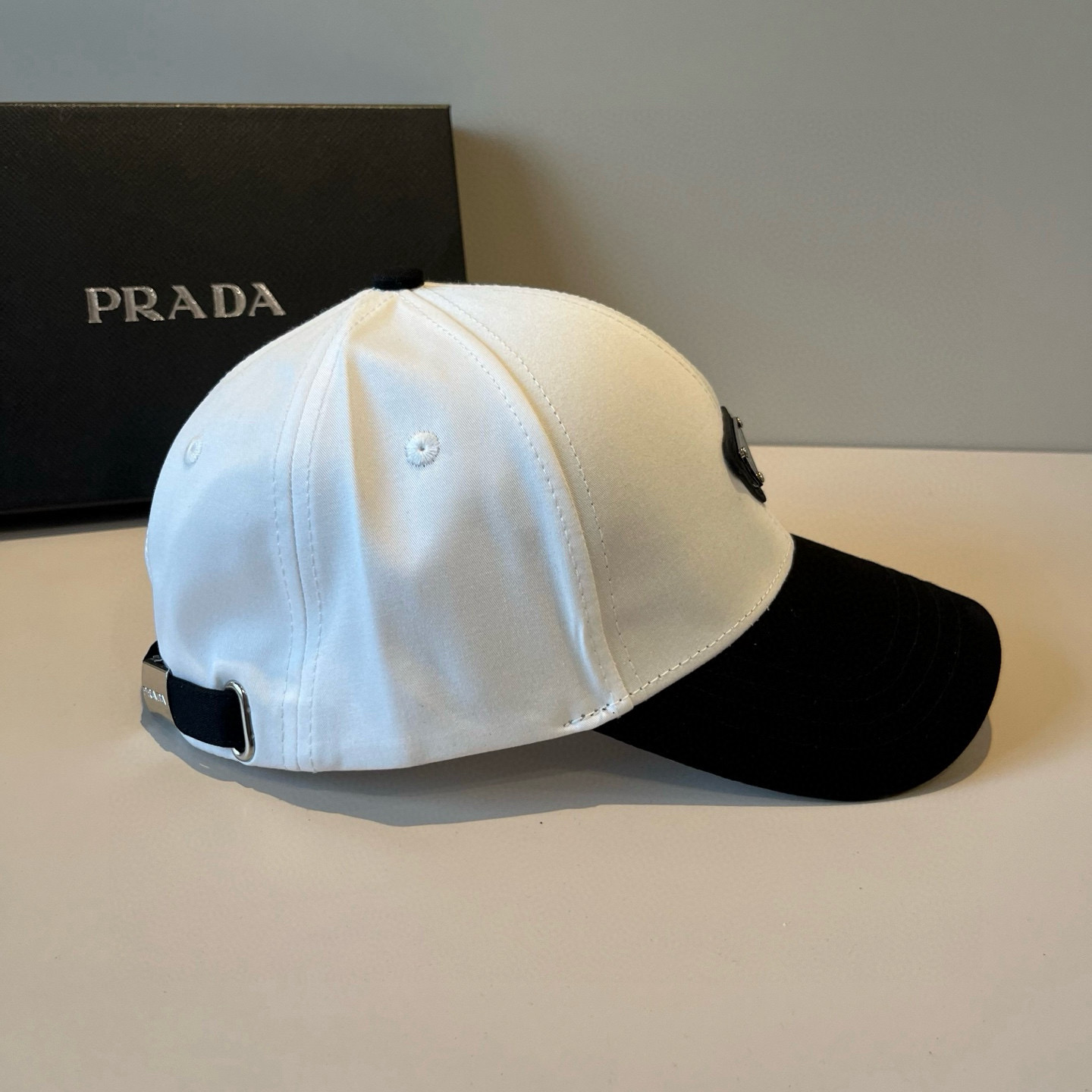 
普拉达 PRADA 新品经典棒球帽 代购版本！时尚潮流，高端做工！非一般的品质，细节看实拍哦