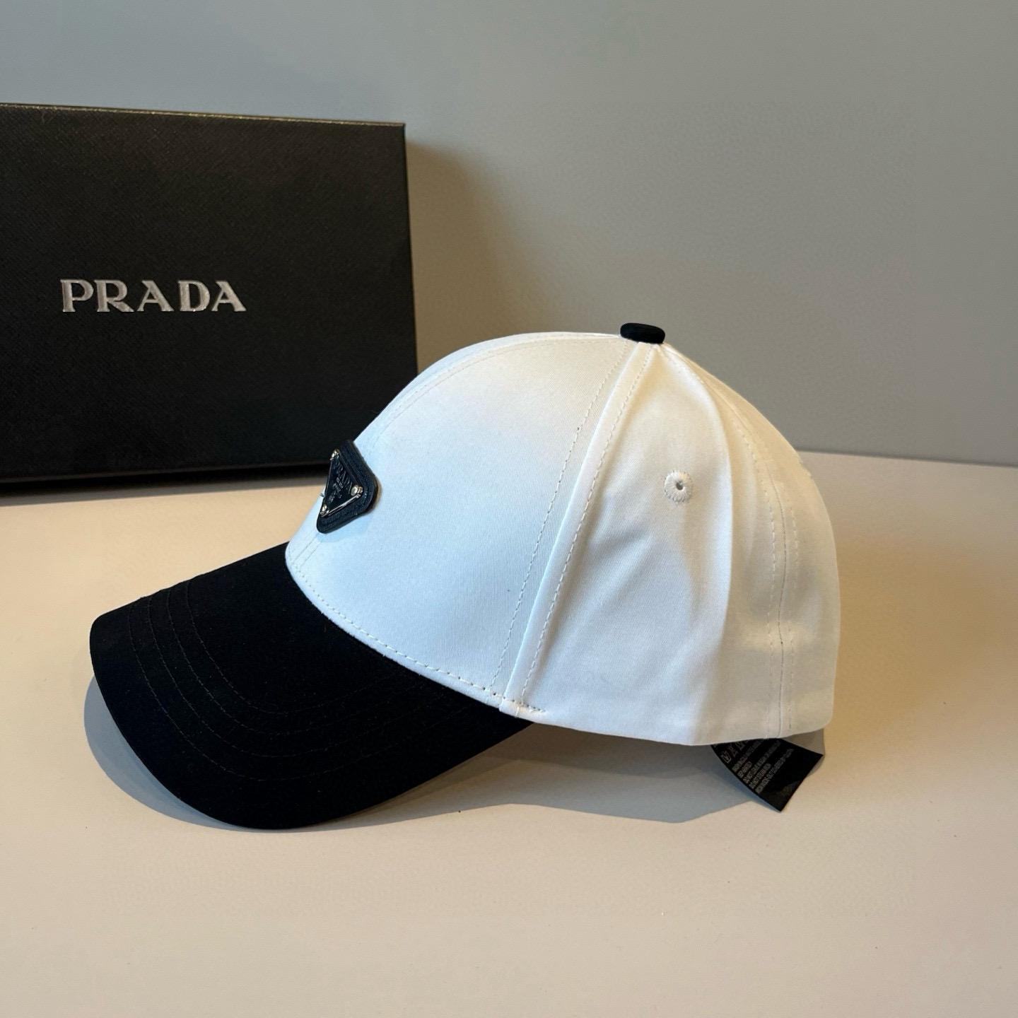 
普拉达 PRADA 新品经典棒球帽 代购版本！时尚潮流，高端做工！非一般的品质，细节看实拍哦