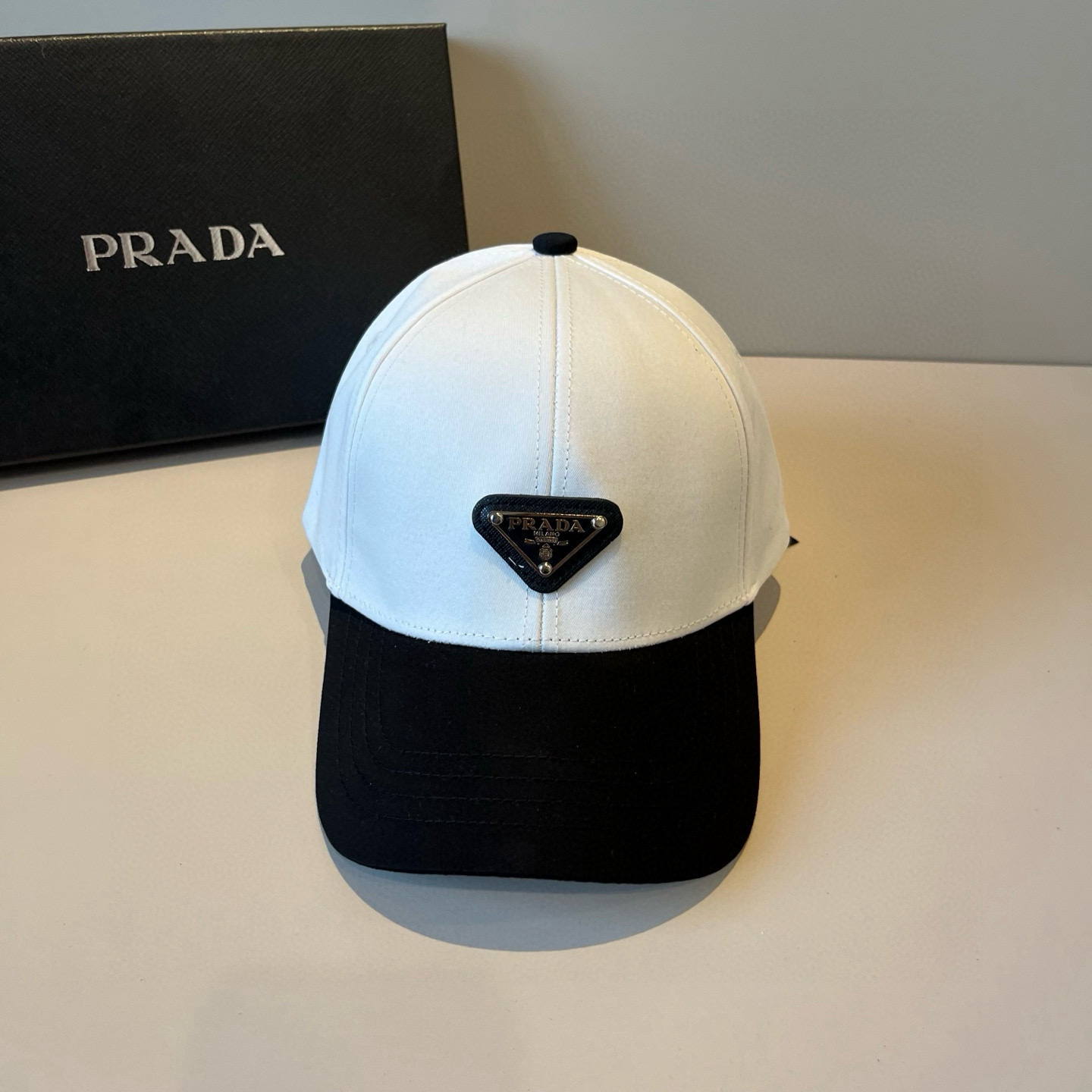 
普拉达 PRADA 新品经典棒球帽 代购版本！时尚潮流，高端做工！非一般的品质，细节看实拍哦