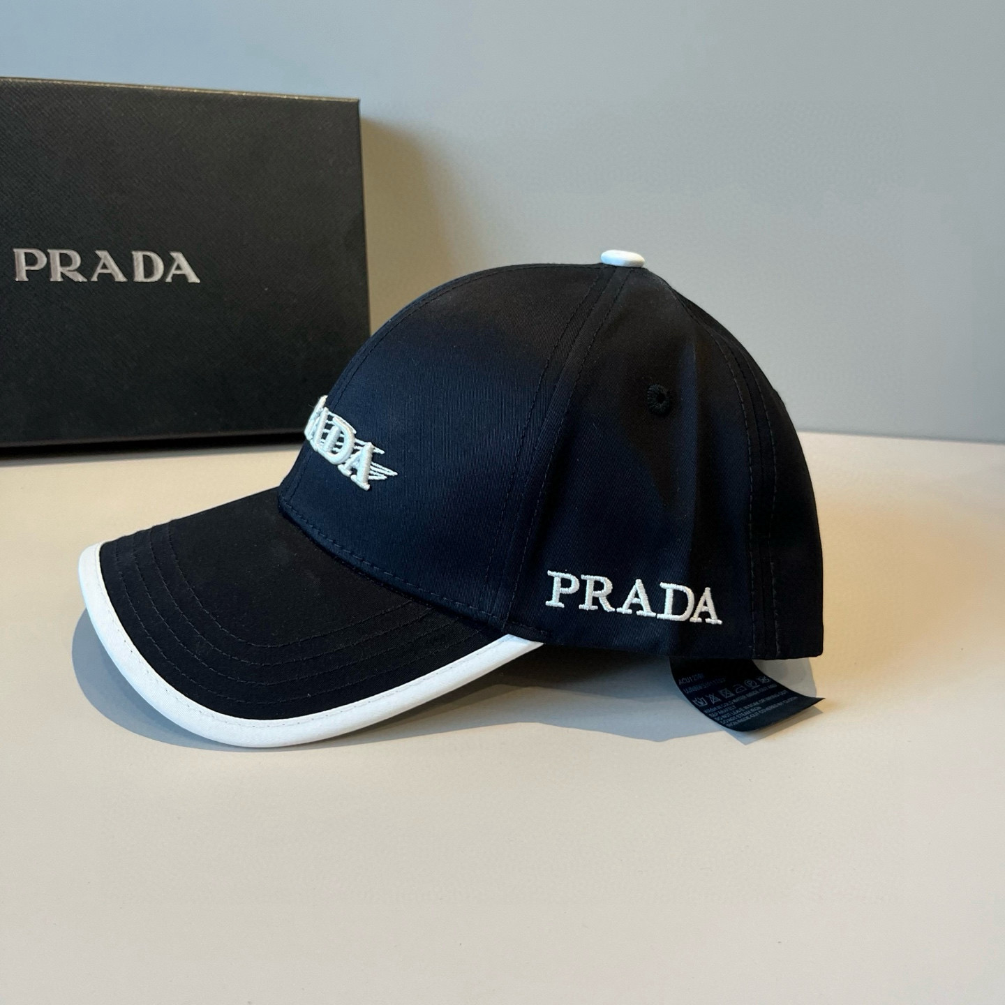 
普拉达 PRADA 新品经典棒球帽 代购版本！时尚潮流，高端做工！非一般的品质，细节看实拍哦