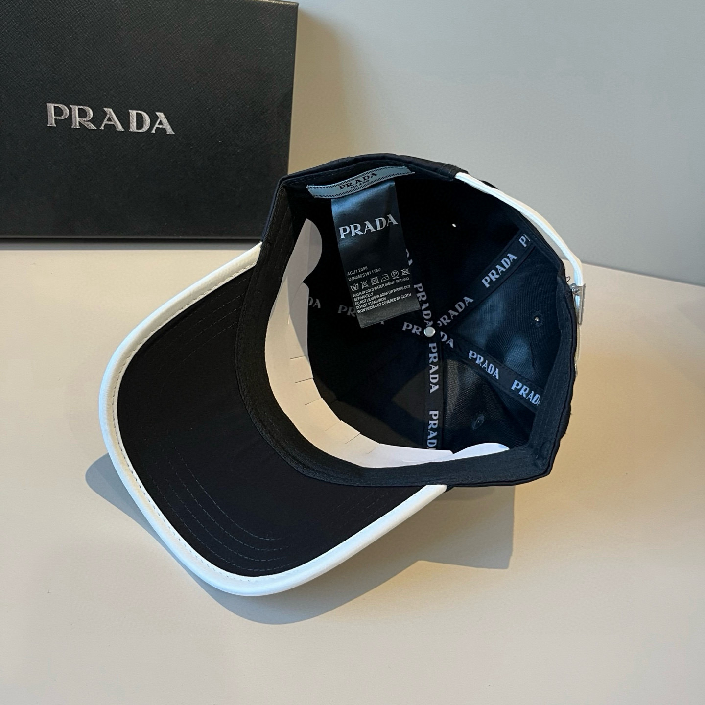 
普拉达 PRADA 新品经典棒球帽 代购版本！时尚潮流，高端做工！非一般的品质，细节看实拍哦