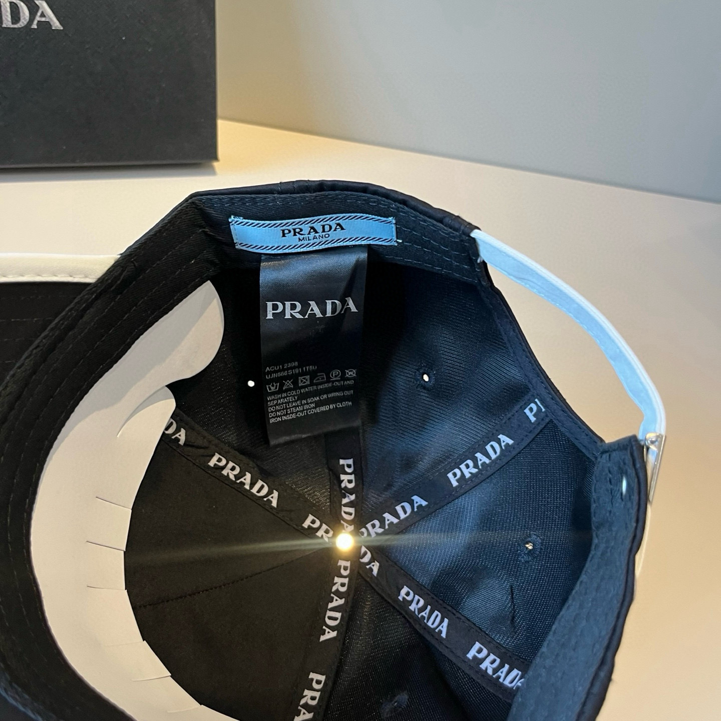 
普拉达 PRADA 新品经典棒球帽 代购版本！时尚潮流，高端做工！非一般的品质，细节看实拍哦