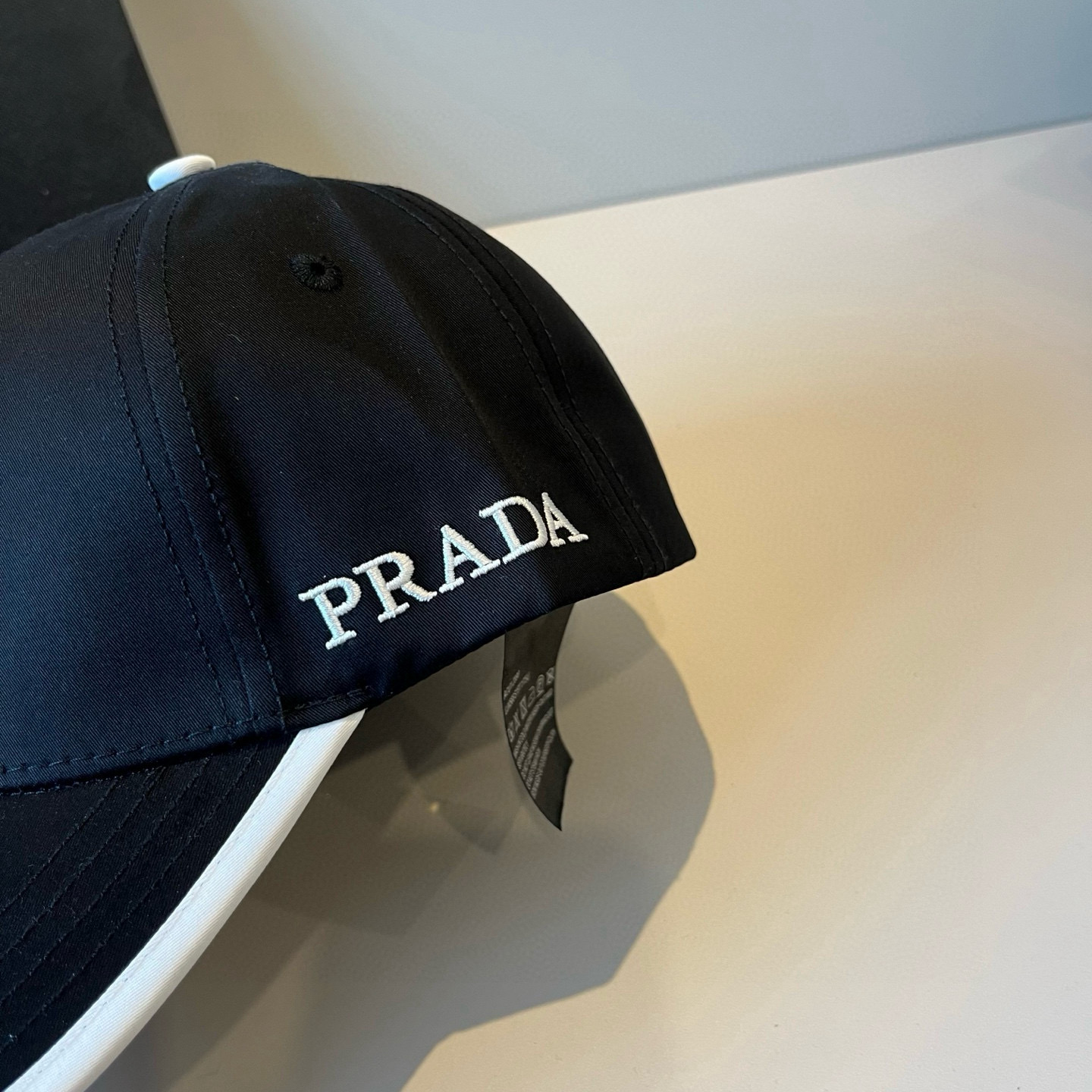 
普拉达 PRADA 新品经典棒球帽 代购版本！时尚潮流，高端做工！非一般的品质，细节看实拍哦
