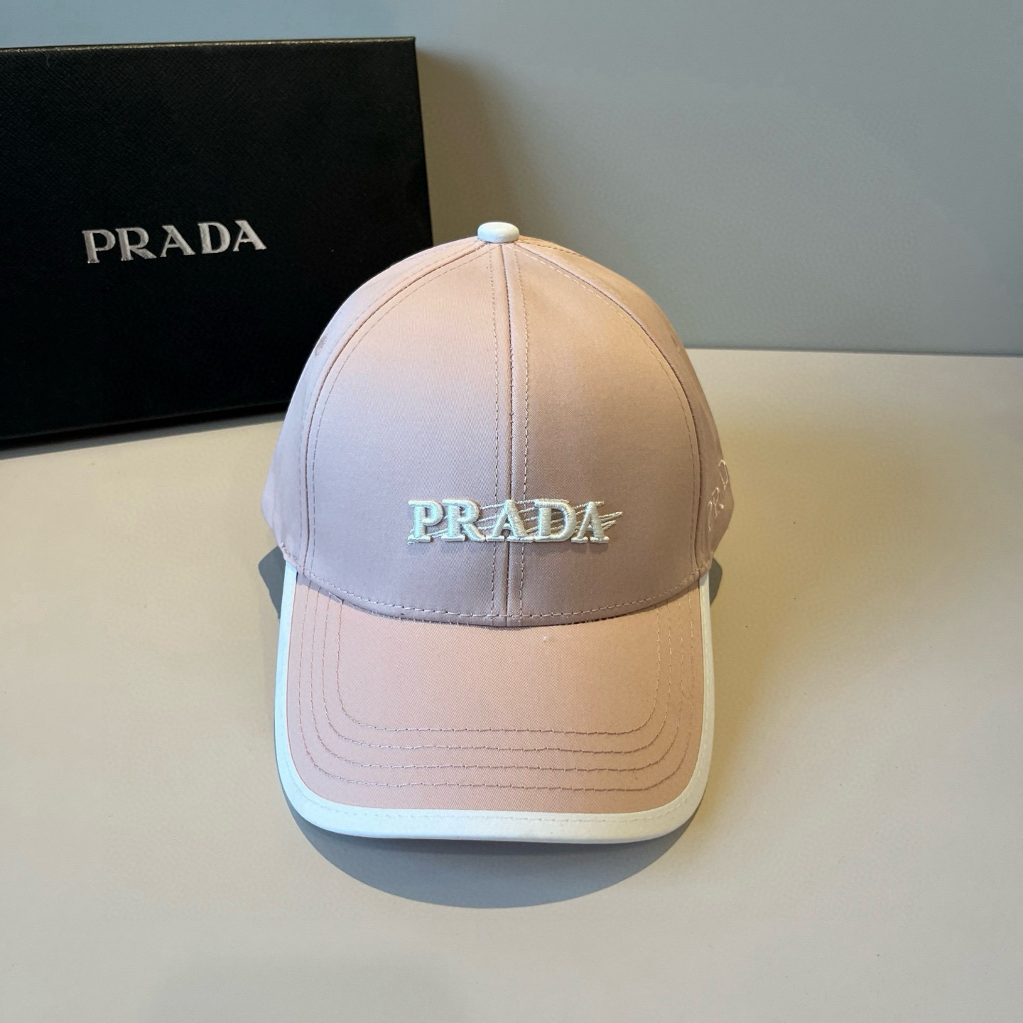 
普拉达 PRADA 新品经典棒球帽 代购版本！时尚潮流，高端做工！非一般的品质，细节看实拍哦