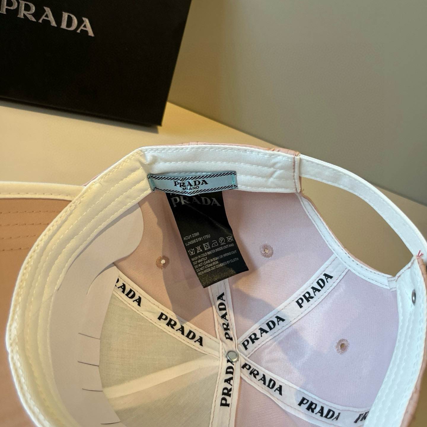 
普拉达 PRADA 新品经典棒球帽 代购版本！时尚潮流，高端做工！非一般的品质，细节看实拍哦