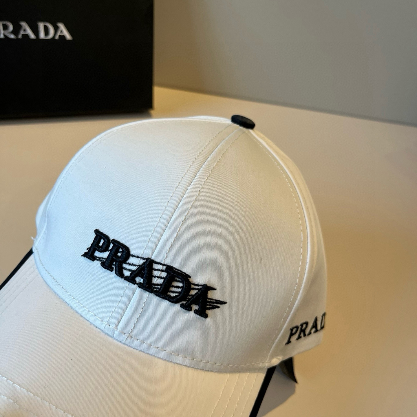 
普拉达 PRADA 新品经典棒球帽 代购版本！时尚潮流，高端做工！非一般的品质，细节看实拍哦