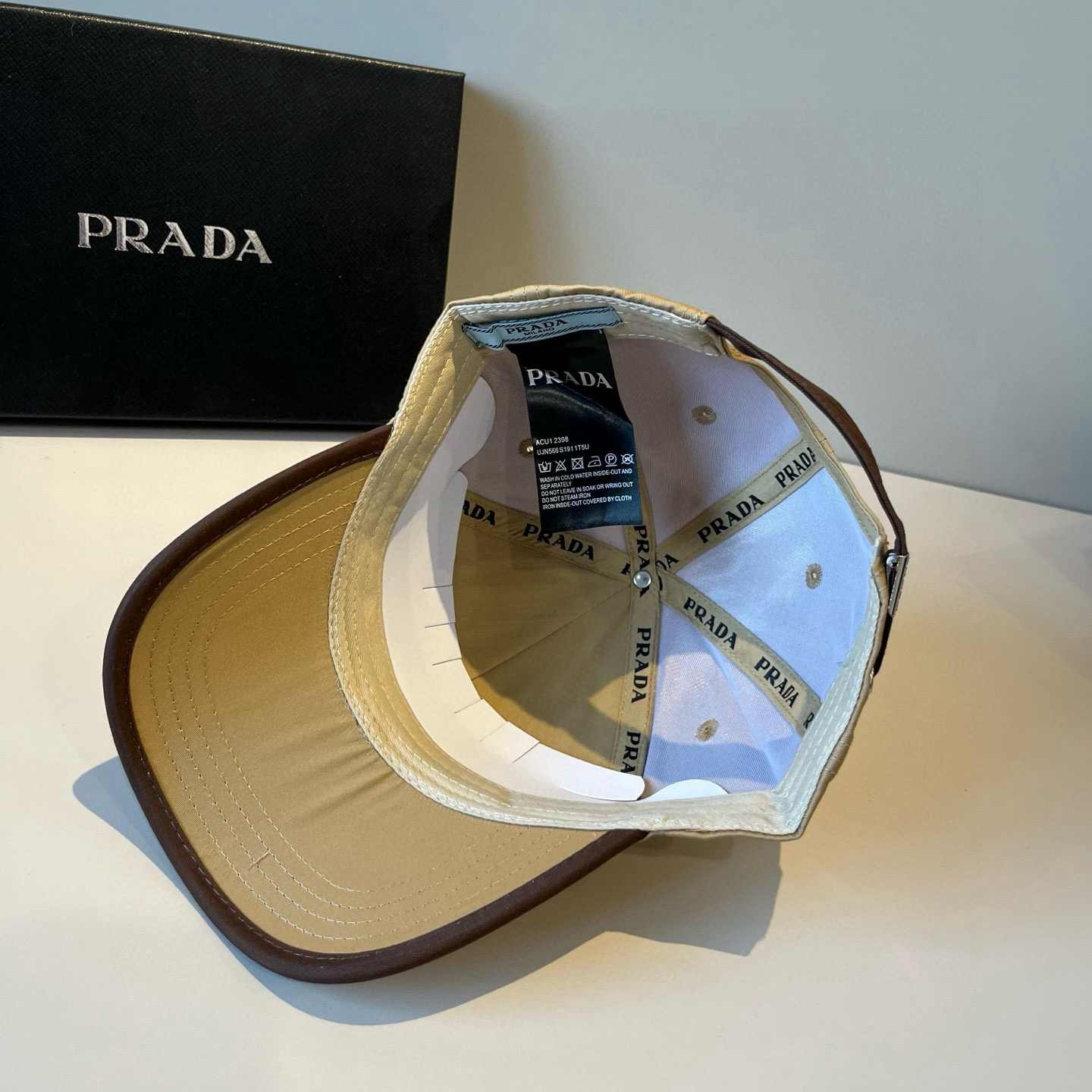 
普拉达 PRADA 新品经典棒球帽 代购版本！时尚潮流，高端做工！非一般的品质，细节看实拍哦