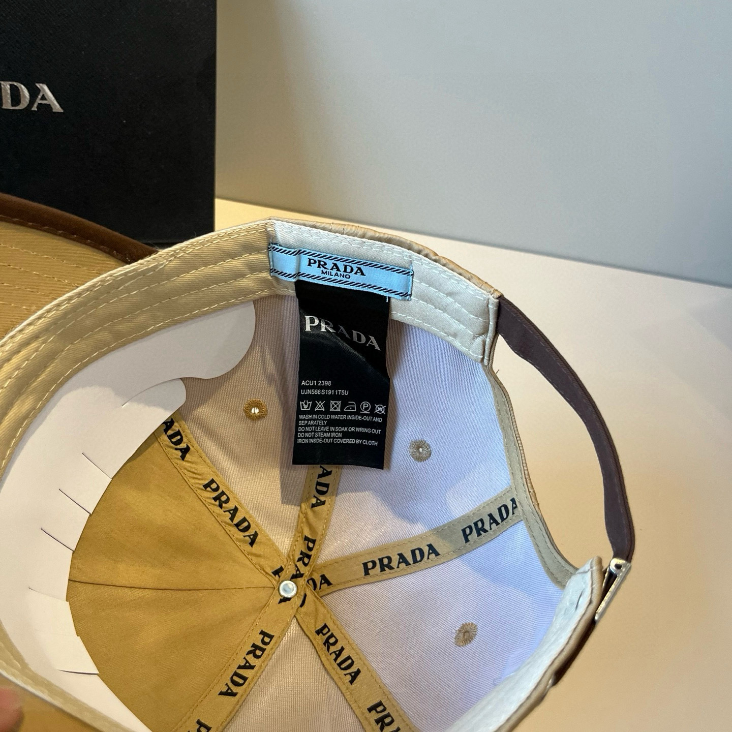 
普拉达 PRADA 新品经典棒球帽 代购版本！时尚潮流，高端做工！非一般的品质，细节看实拍哦