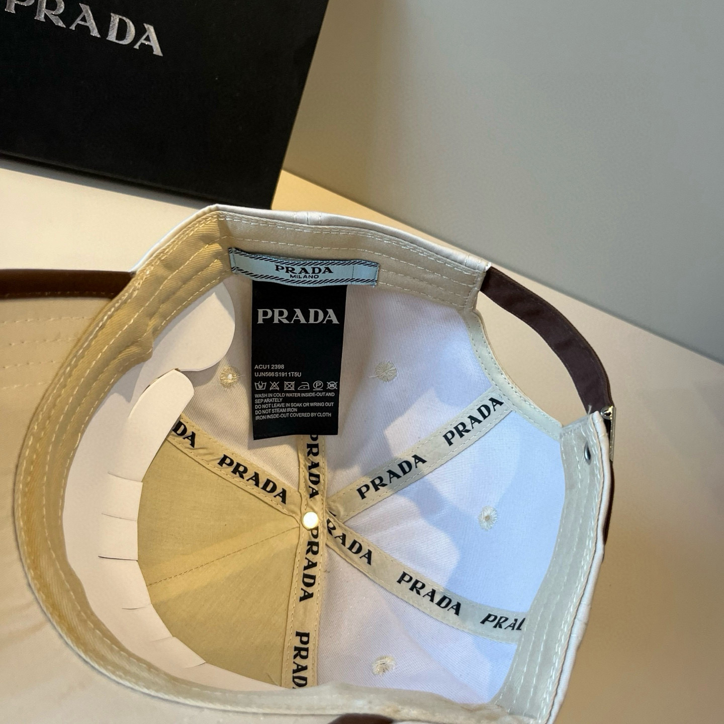 
普拉达 PRADA 新品经典棒球帽 代购版本！时尚潮流，高端做工！非一般的品质，细节看实拍哦