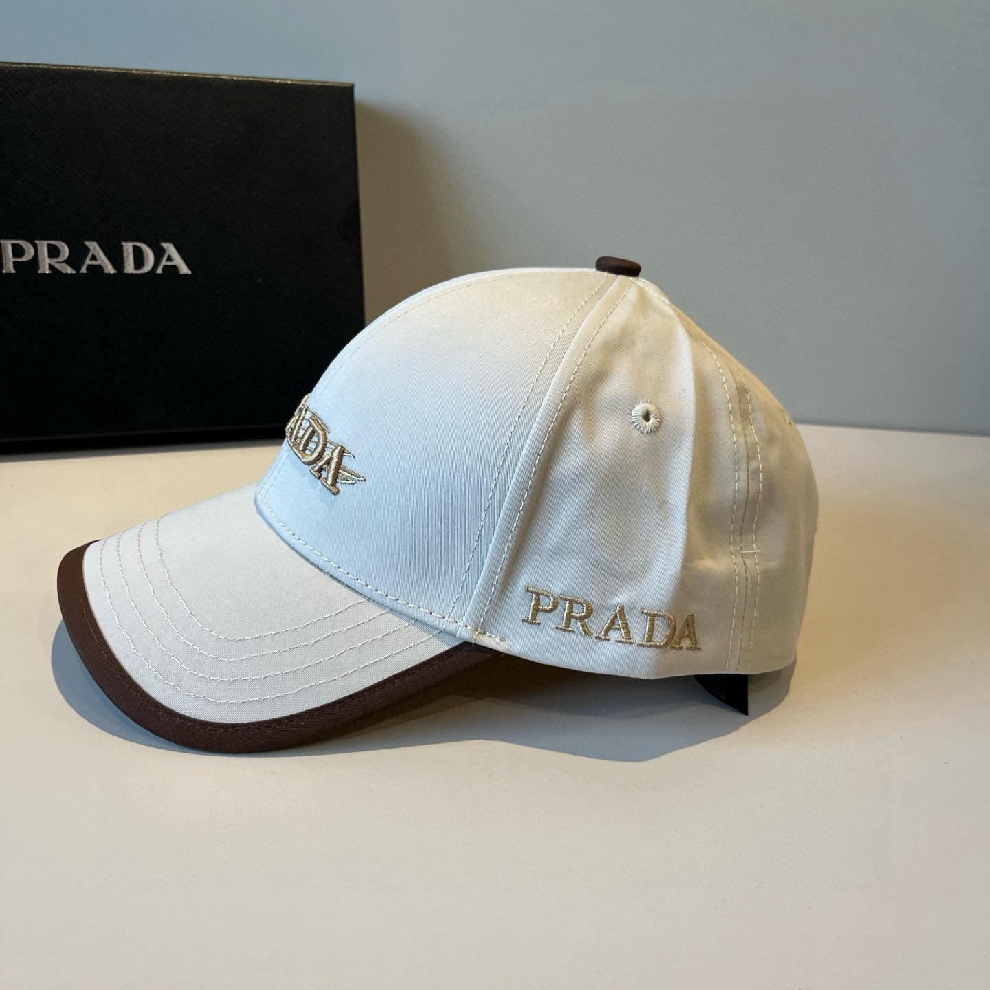 
普拉达 PRADA 新品经典棒球帽 代购版本！时尚潮流，高端做工！非一般的品质，细节看实拍哦