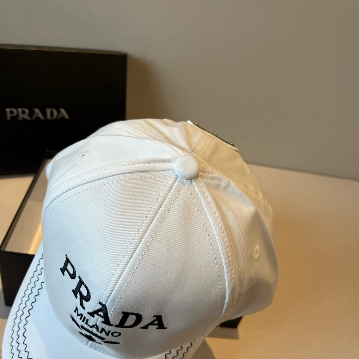 
普拉达 PRADA 新品经典棒球帽 代购版本！时尚潮流，高端做工！非一般的品质，细节看实拍哦