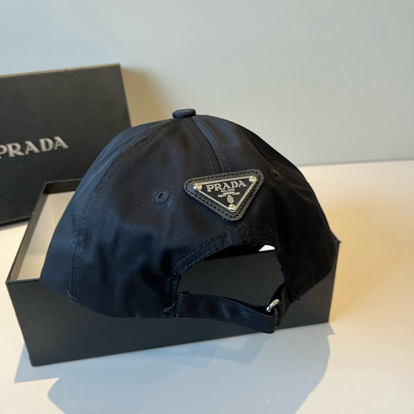 
普拉达 PRADA 新品经典棒球帽 代购版本！时尚潮流，高端做工！非一般的品质，细节看实拍哦