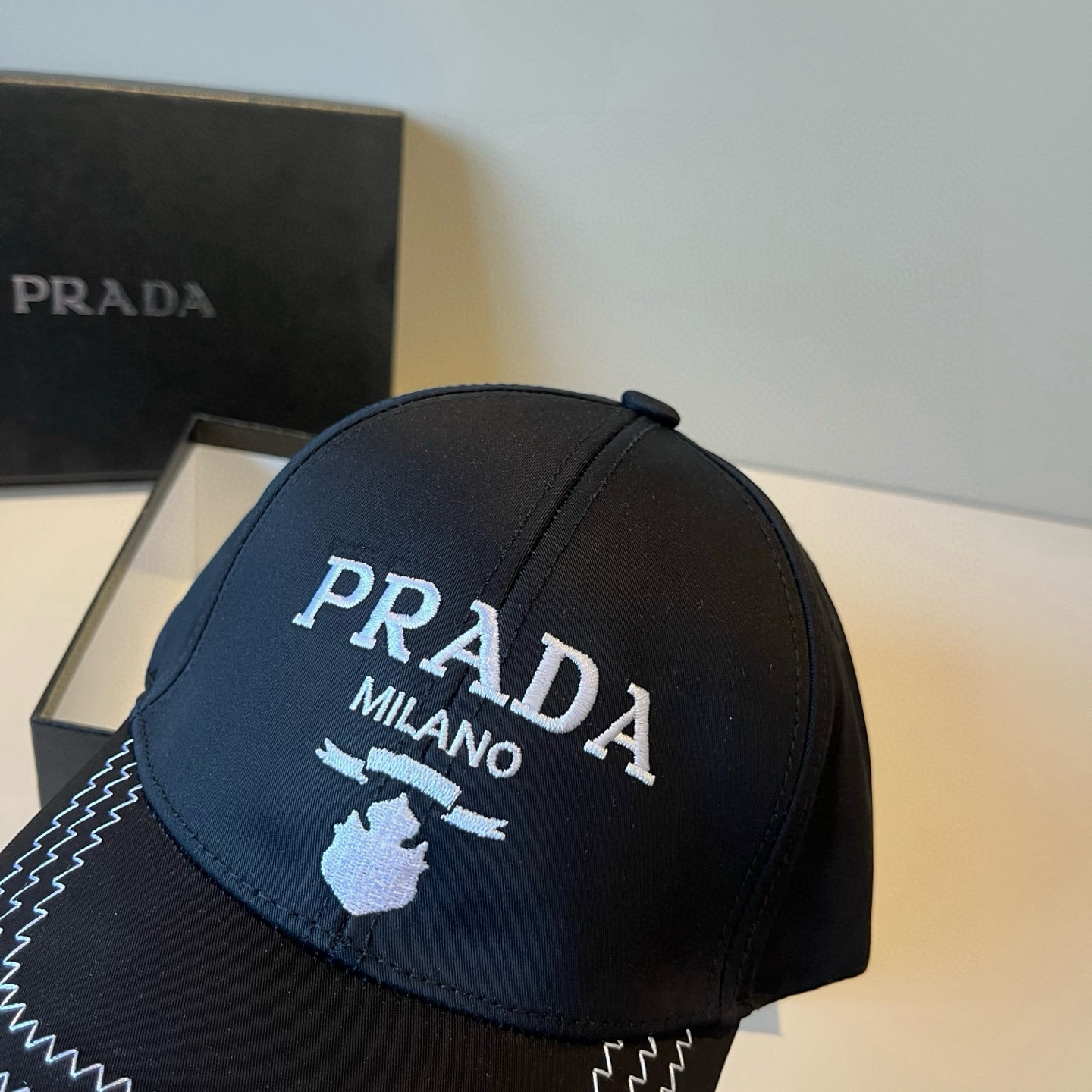 
普拉达 PRADA 新品经典棒球帽 代购版本！时尚潮流，高端做工！非一般的品质，细节看实拍哦