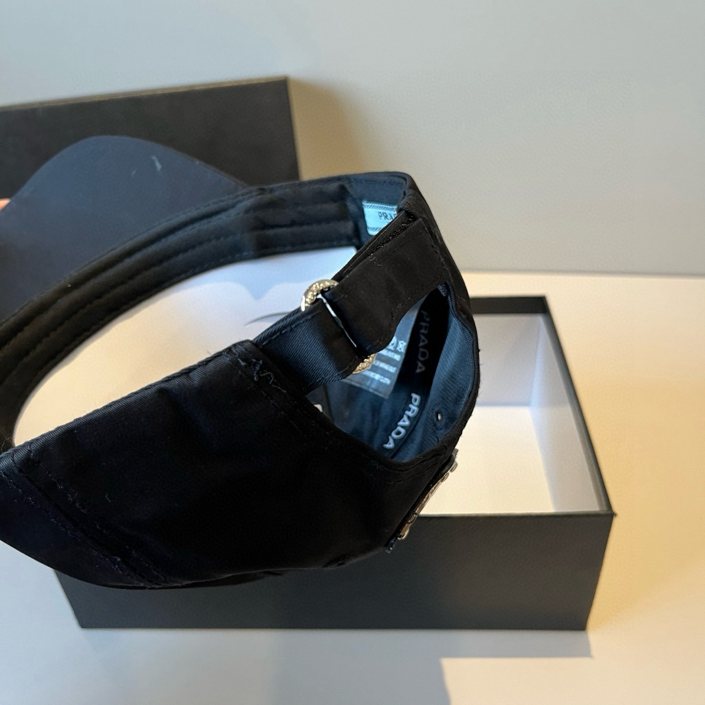 
普拉达 PRADA 新品经典棒球帽 代购版本！时尚潮流，高端做工！非一般的品质，细节看实拍哦