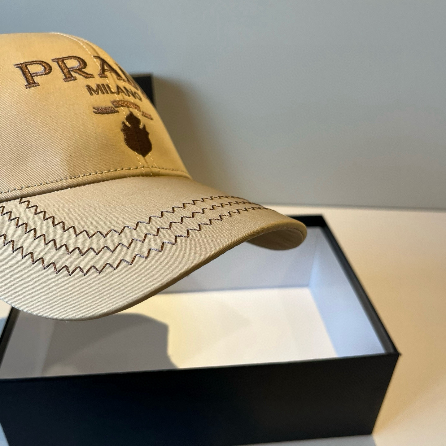 
普拉达 PRADA 新品经典棒球帽 代购版本！时尚潮流，高端做工！非一般的品质，细节看实拍哦