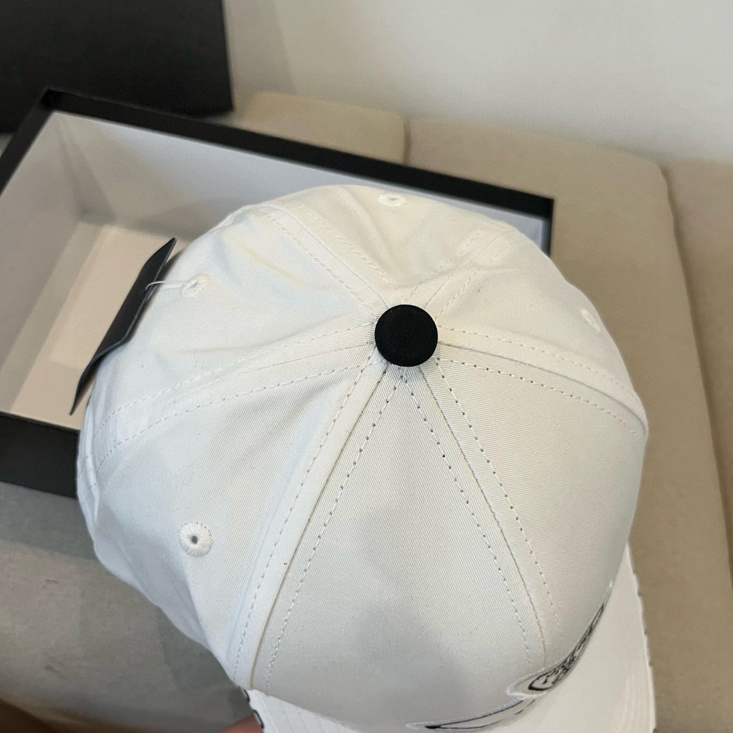 
普拉达 PRADA 新品经典棒球帽 代购版本！时尚潮流，高端做工！非一般的品质，细节看实拍哦