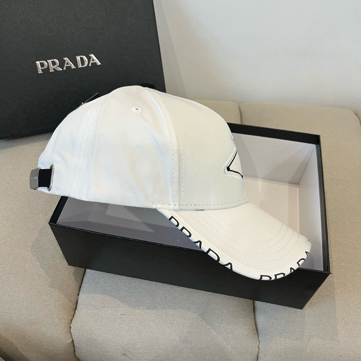 
普拉达 PRADA 新品经典棒球帽 代购版本！时尚潮流，高端做工！非一般的品质，细节看实拍哦